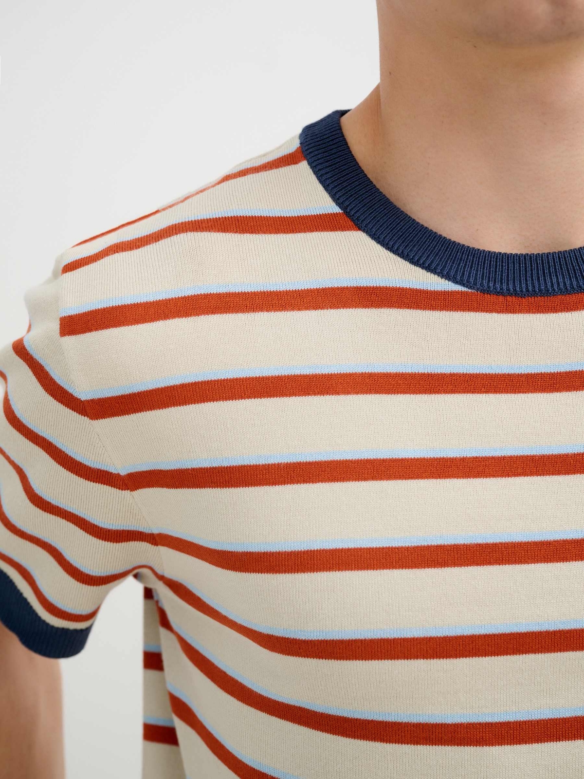 Camiseta listrada de malha crua vista detalhe