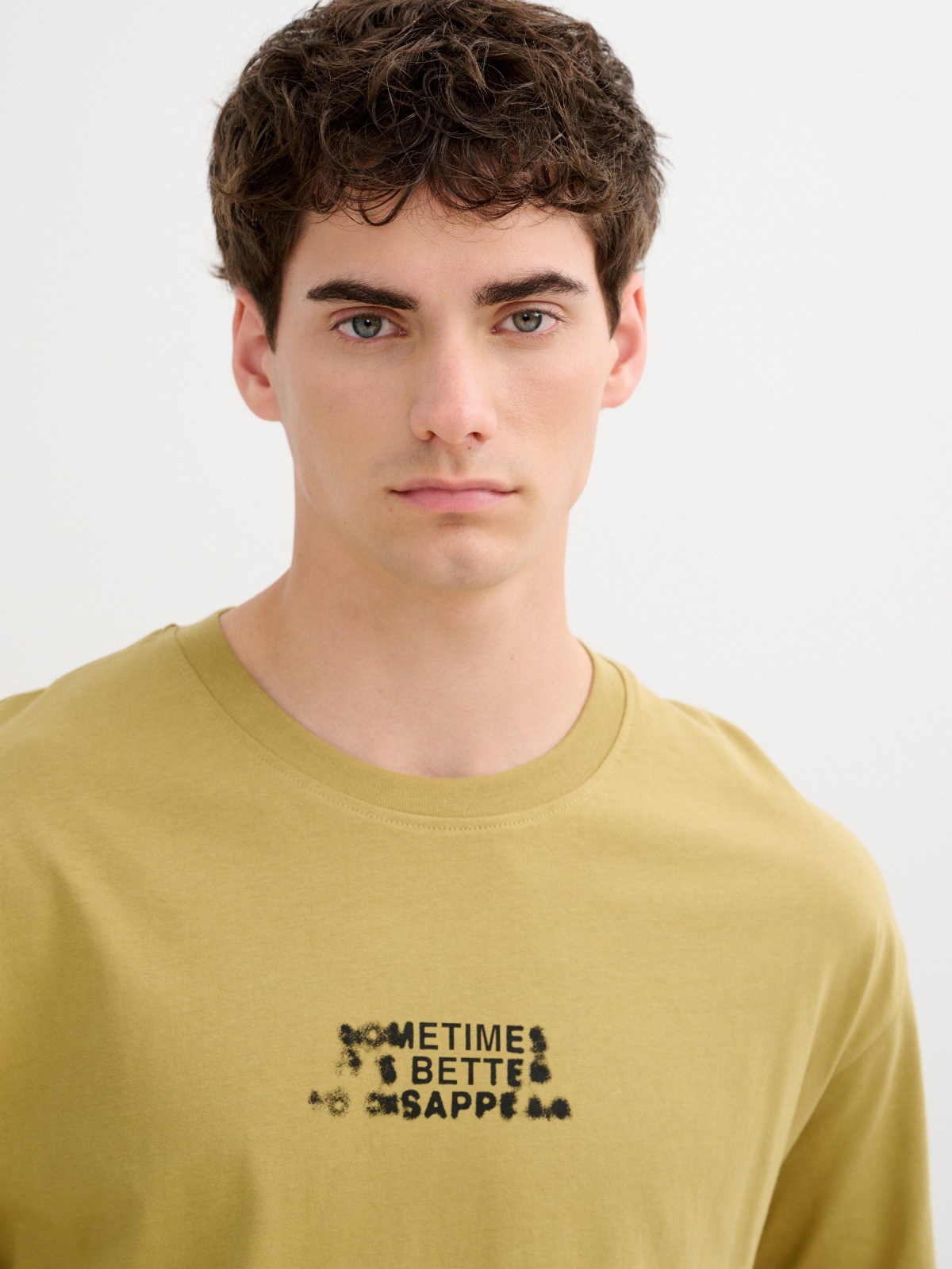 Camiseta Texto manga curta ocre vista detalhe