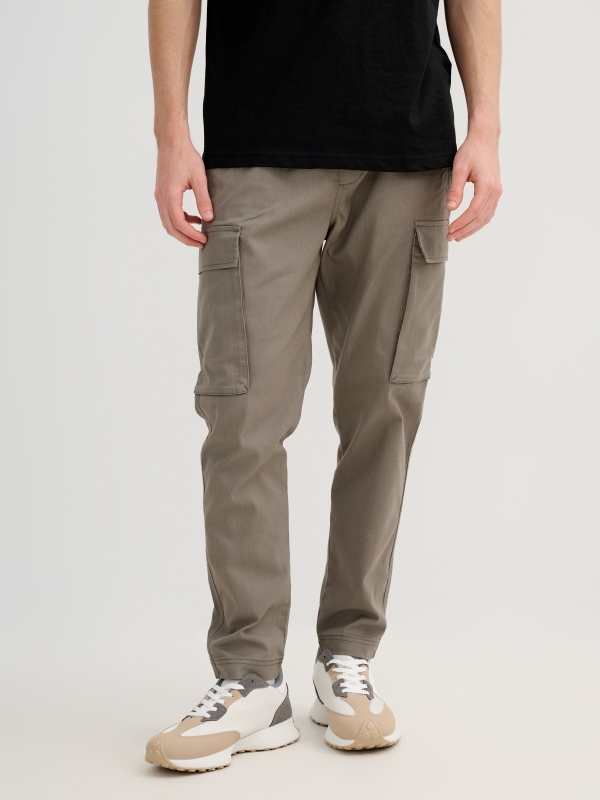 Jogger bolsillos casual verde vista media frontal