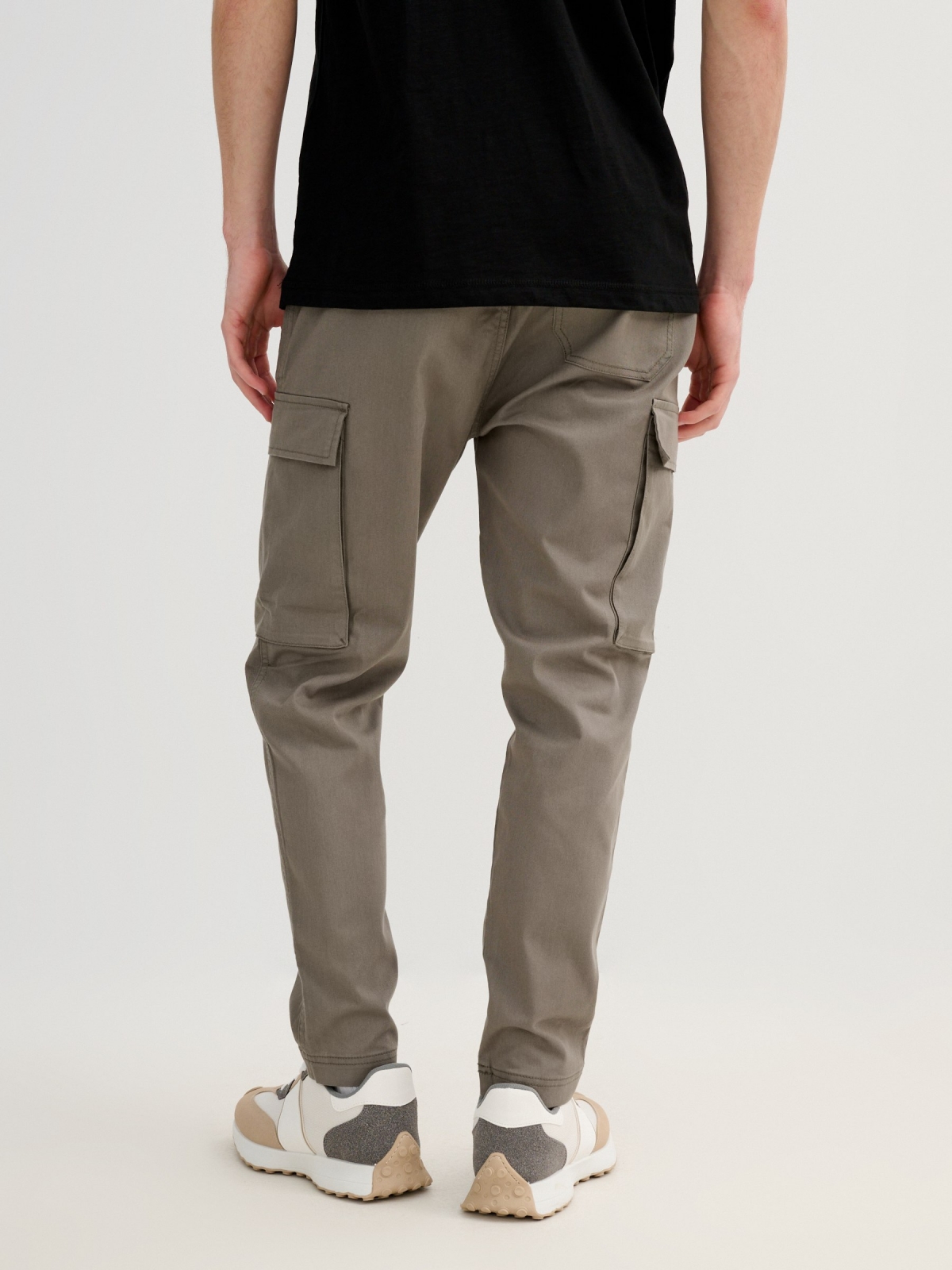Jogger bolsillos casual verde vista media trasera