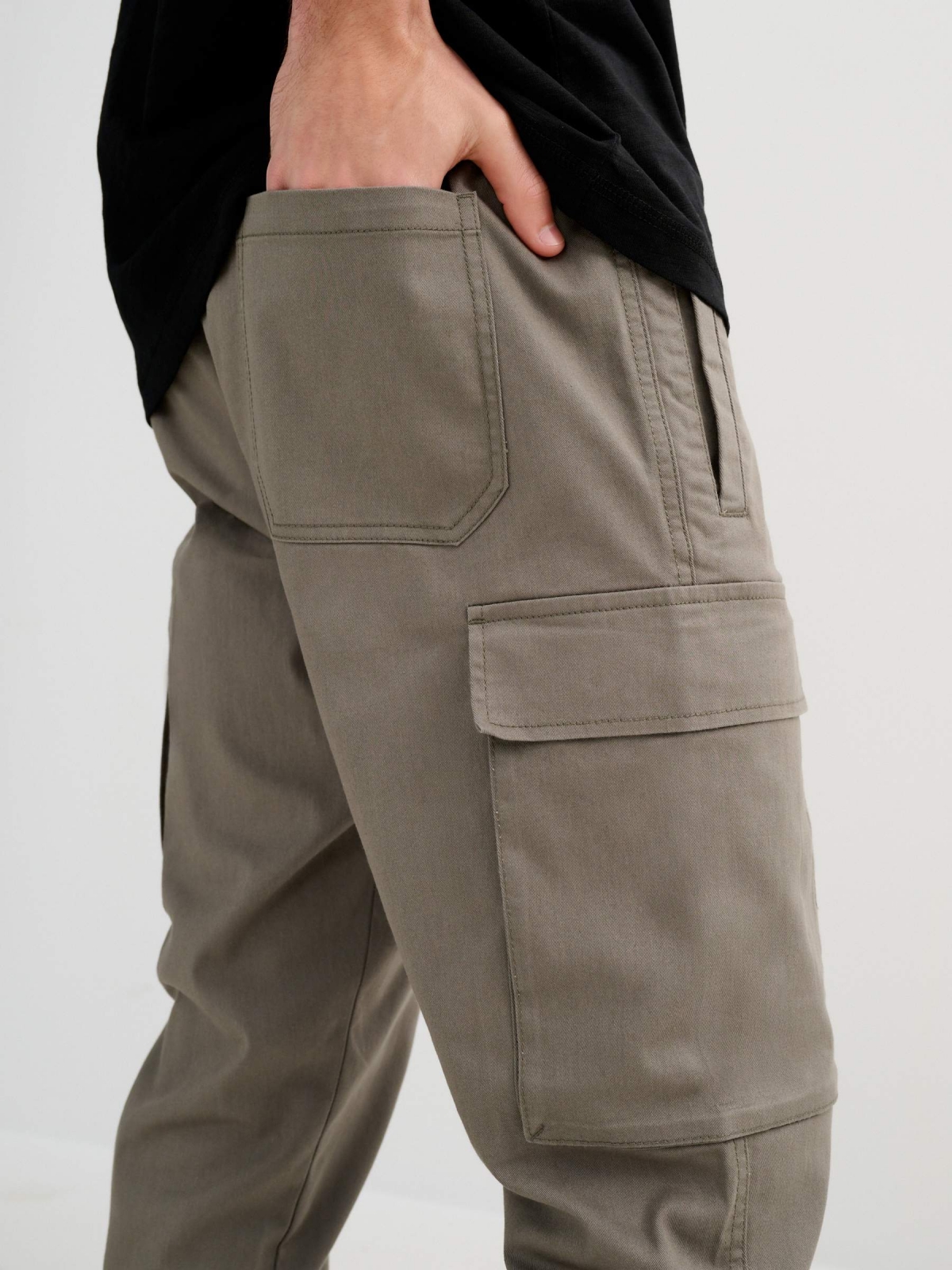 Jogger bolsillos casual verde vista detalle