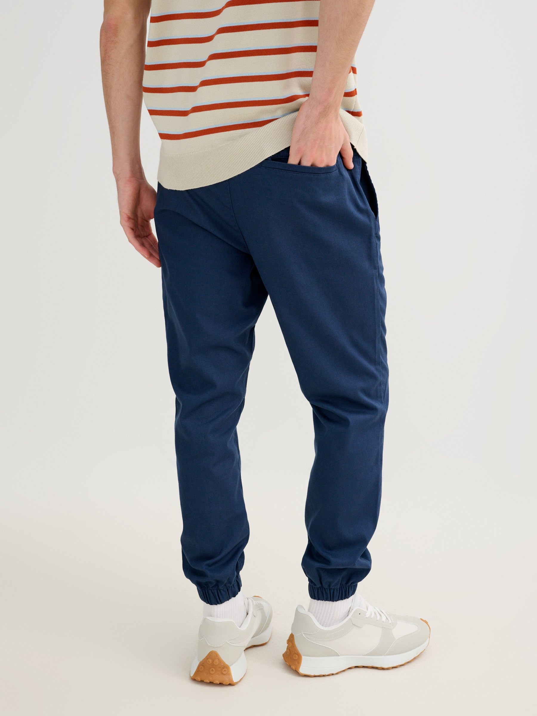 Calça jogger elástica azul petróleo vista geral frontal
