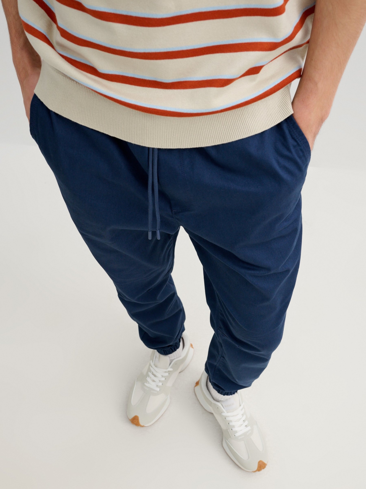 Pantalón jogger elástico azul petróleo vista detalle