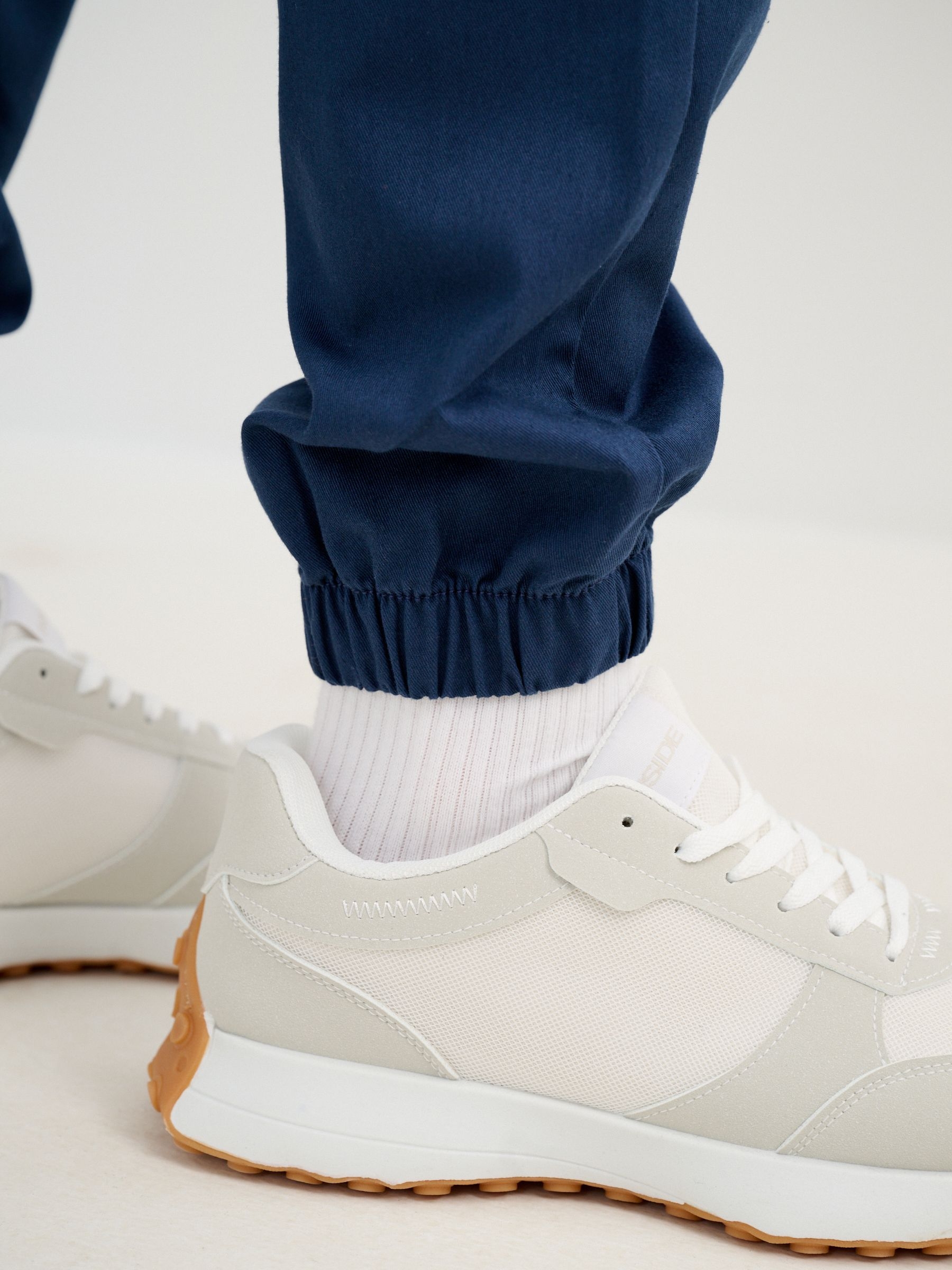 Calça jogger elástica azul petróleo vista geral frontal