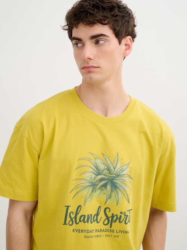 Camiseta Island Spirit Manga Curta amarelo vista detalhe