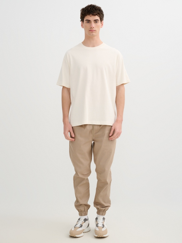 Pantalón jogger elástico beige vista general frontal