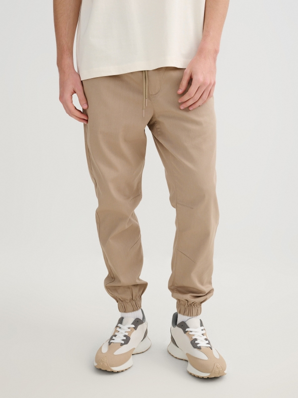 Pantalón jogger elástico beige vista media frontal