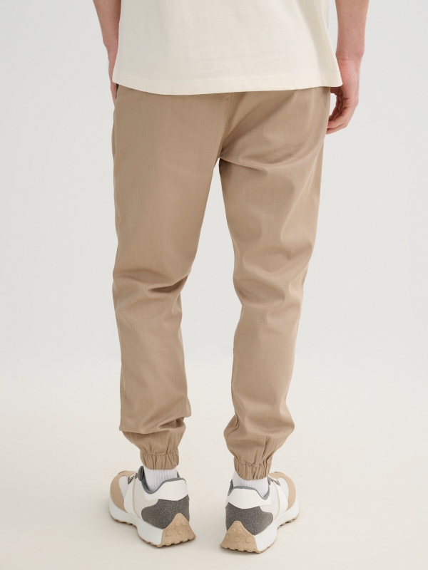 Pantalón jogger elástico beige vista media trasera