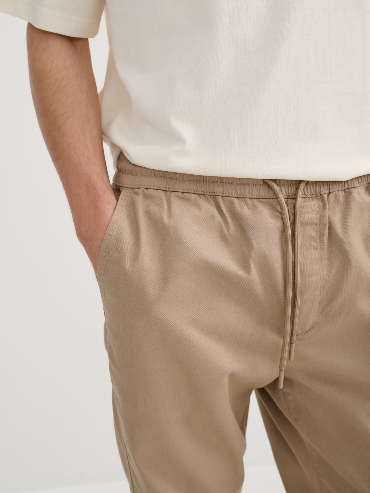 Pantalón jogger elástico beige vista detalle