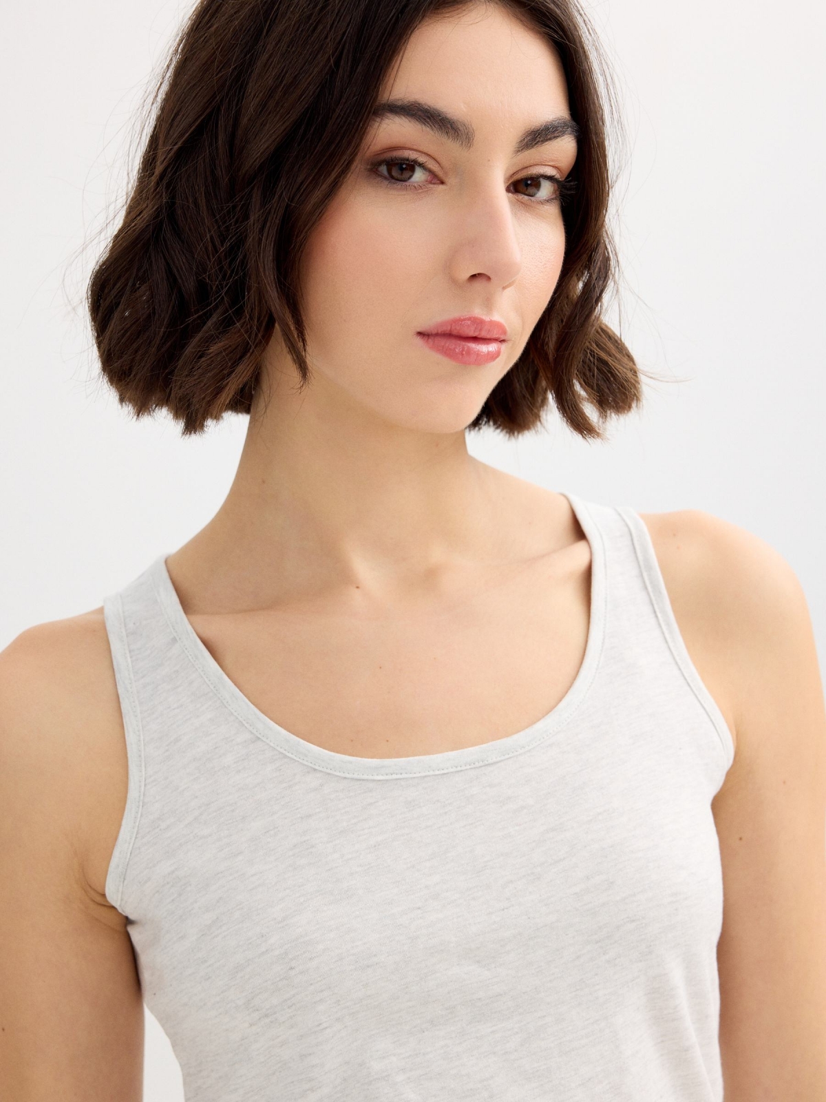 Basic cotton tank top white detail view