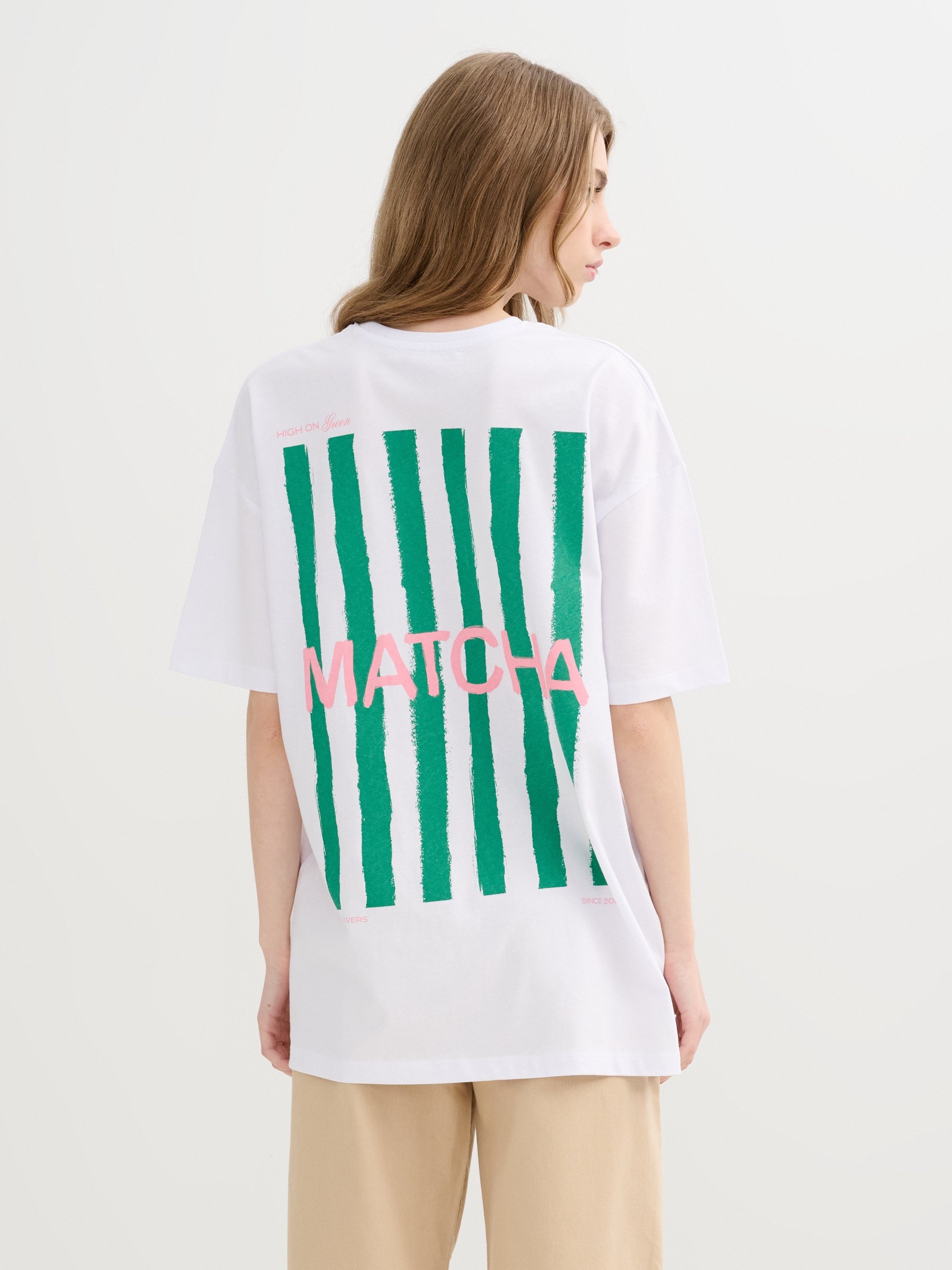 Camiseta Matcha Oversize branco vista meia frontal