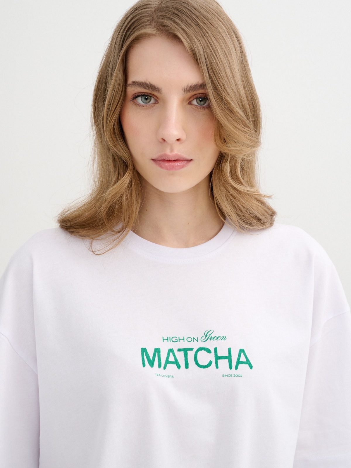 Camiseta Matcha Oversize branco vista detalhe