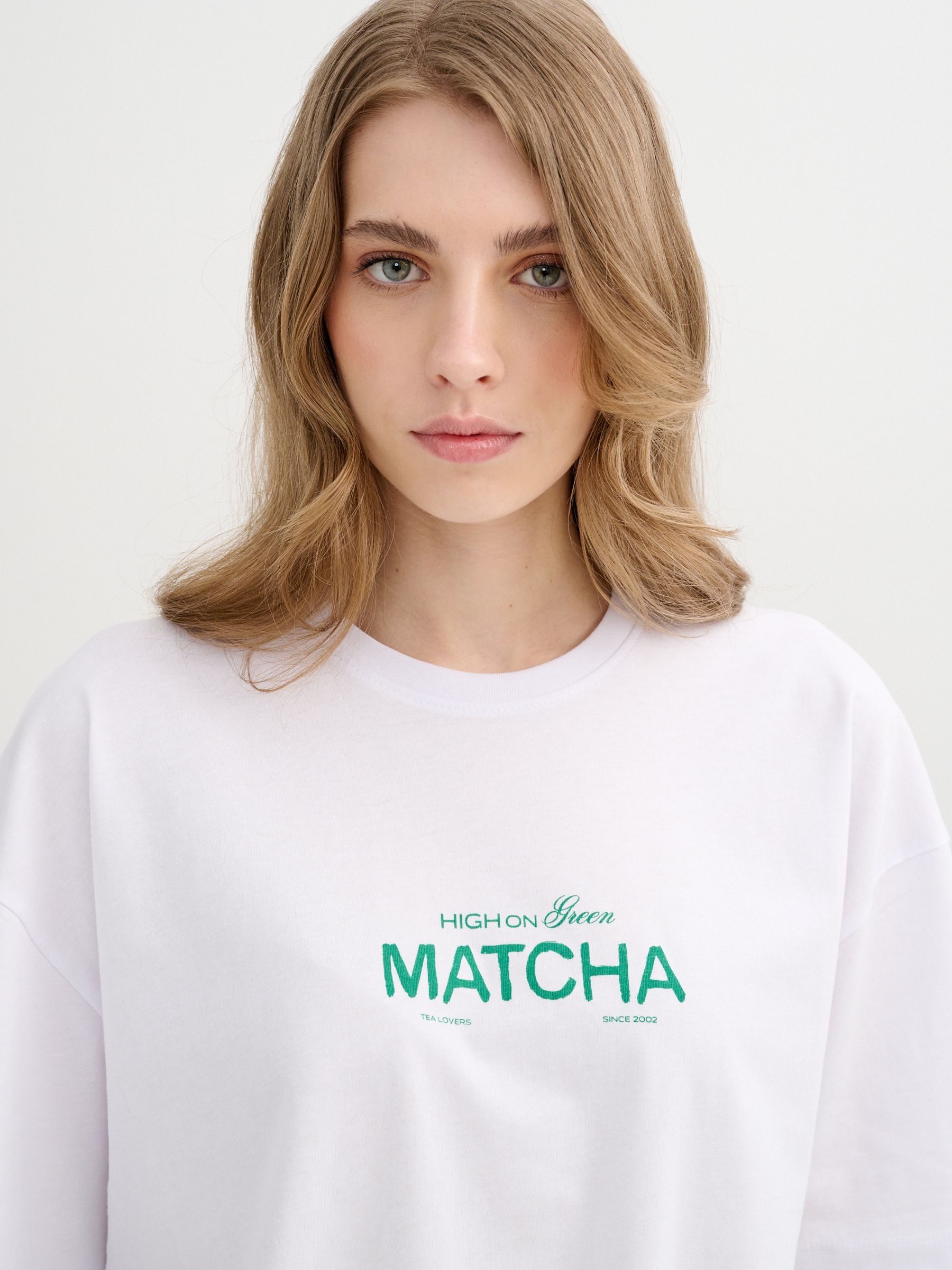 Camiseta Matcha Oversize branco vista meia frontal