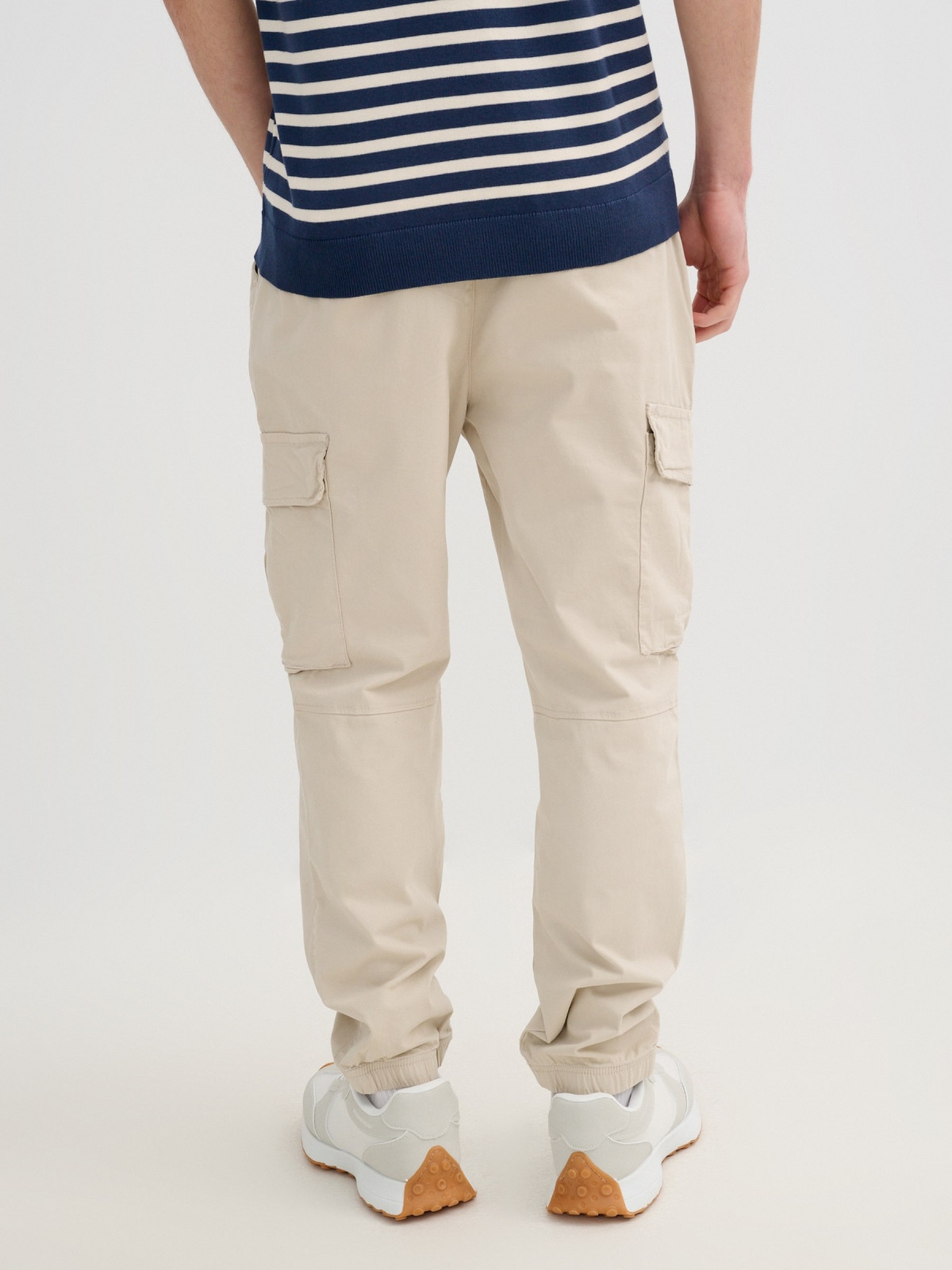 Calça cargo jogger bege vista meia traseira