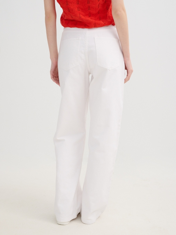 Pantalón recto sarga blanco vista media trasera