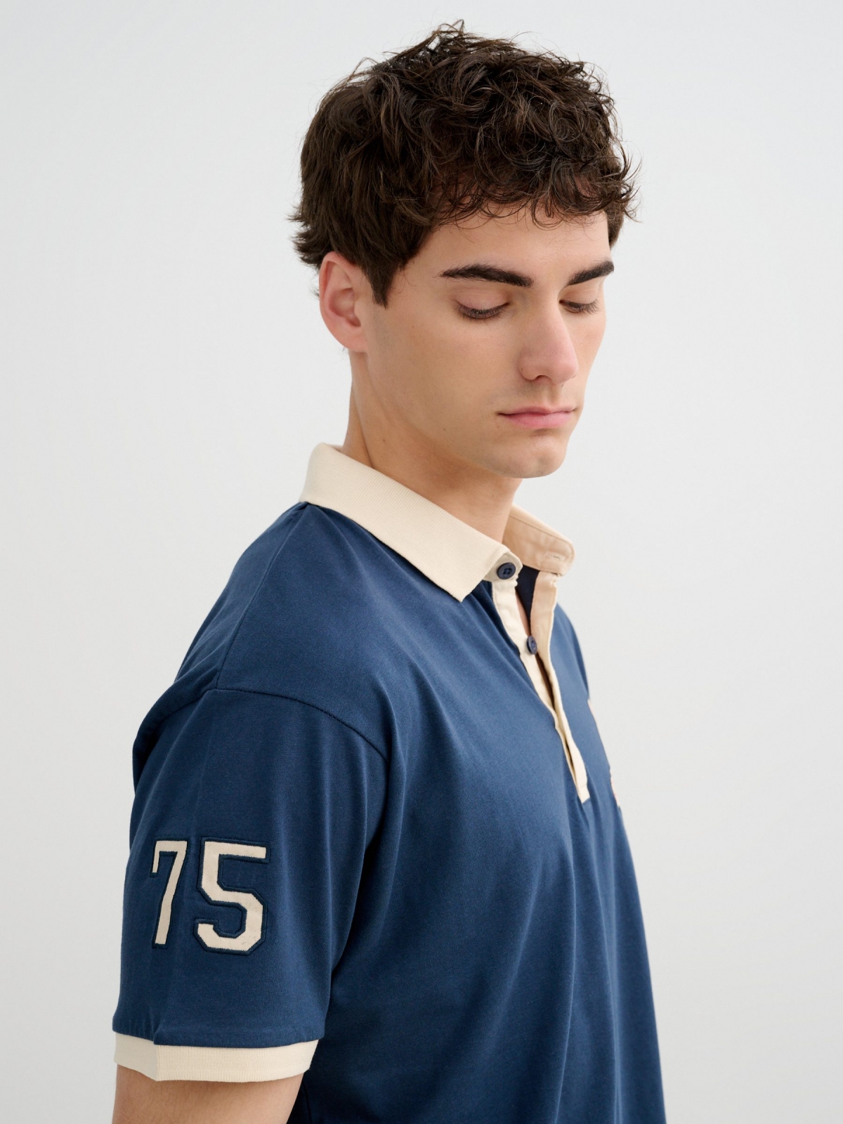 Polo Clássico de Jersey azul petróleo vista detalhe