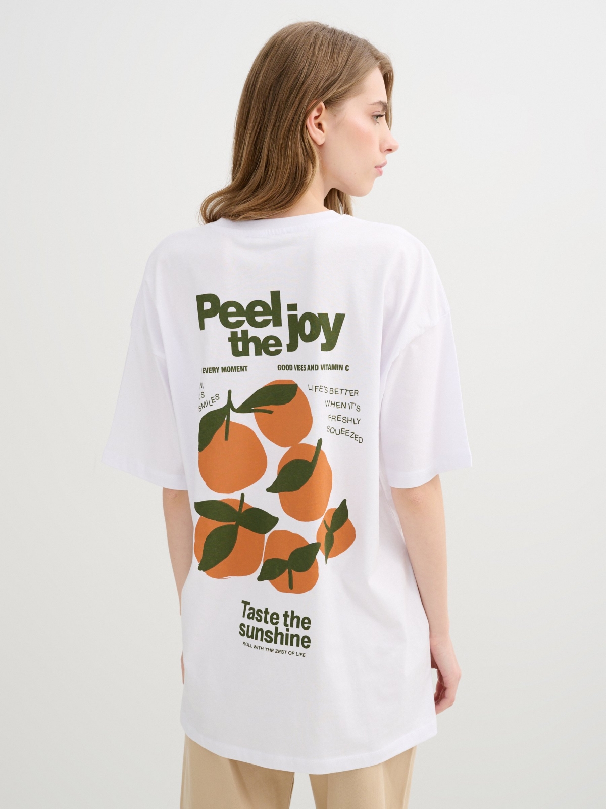 Camiseta oversize frutas blanco vista media trasera