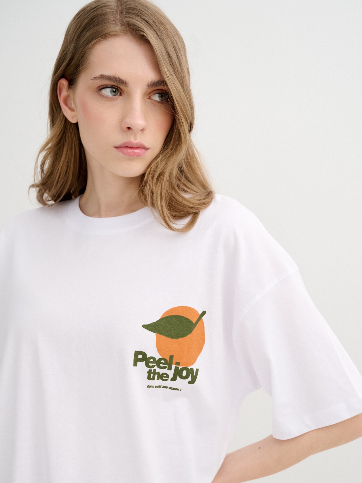 Camiseta oversize frutas blanco vista detalle