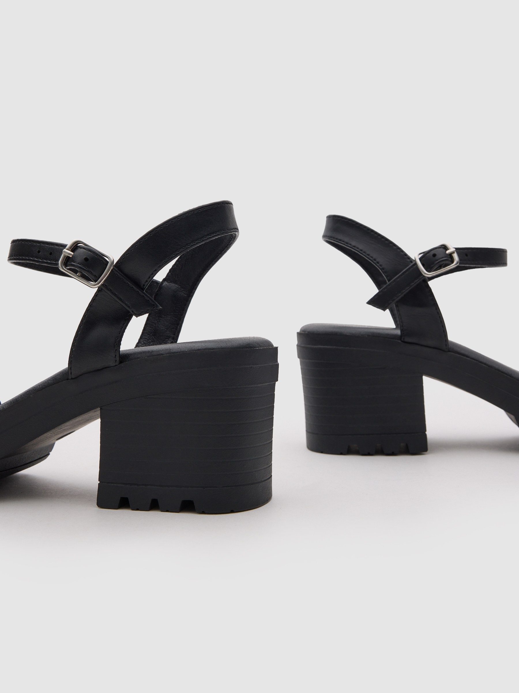 Sandália plataforma tiras