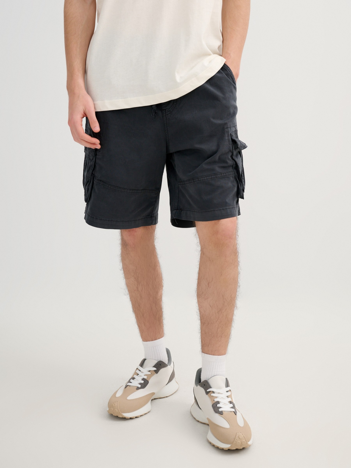 Bermuda cargo jogger gris vista media trasera
