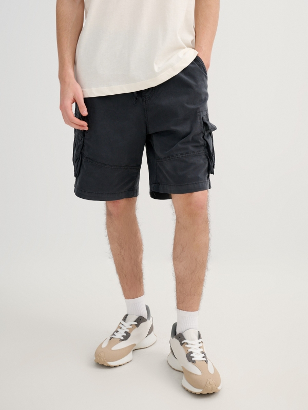 Bermuda cargo jogger gris vista media trasera