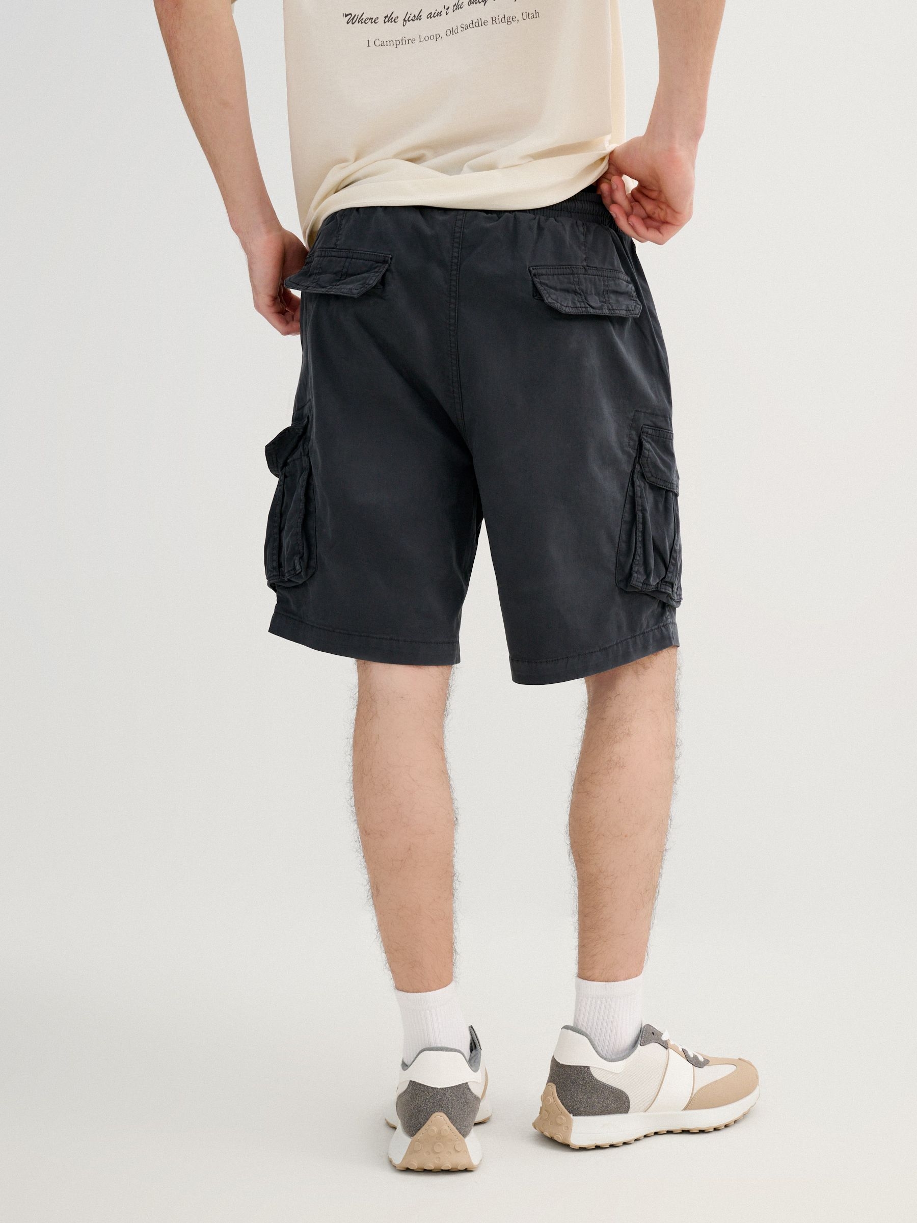 Bermuda cargo jogger gris vista media frontal