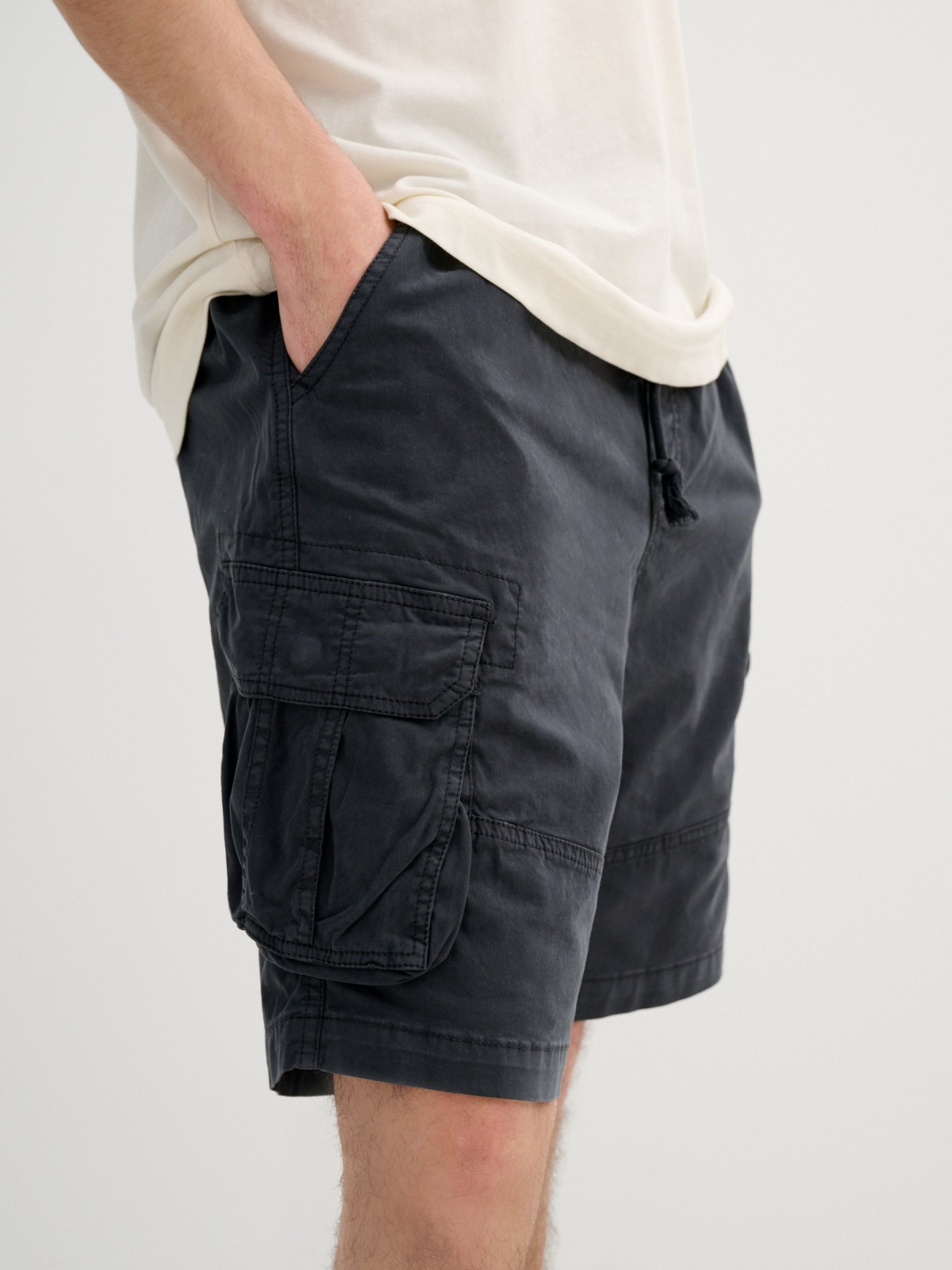 Bermuda cargo jogger gris vista detalle