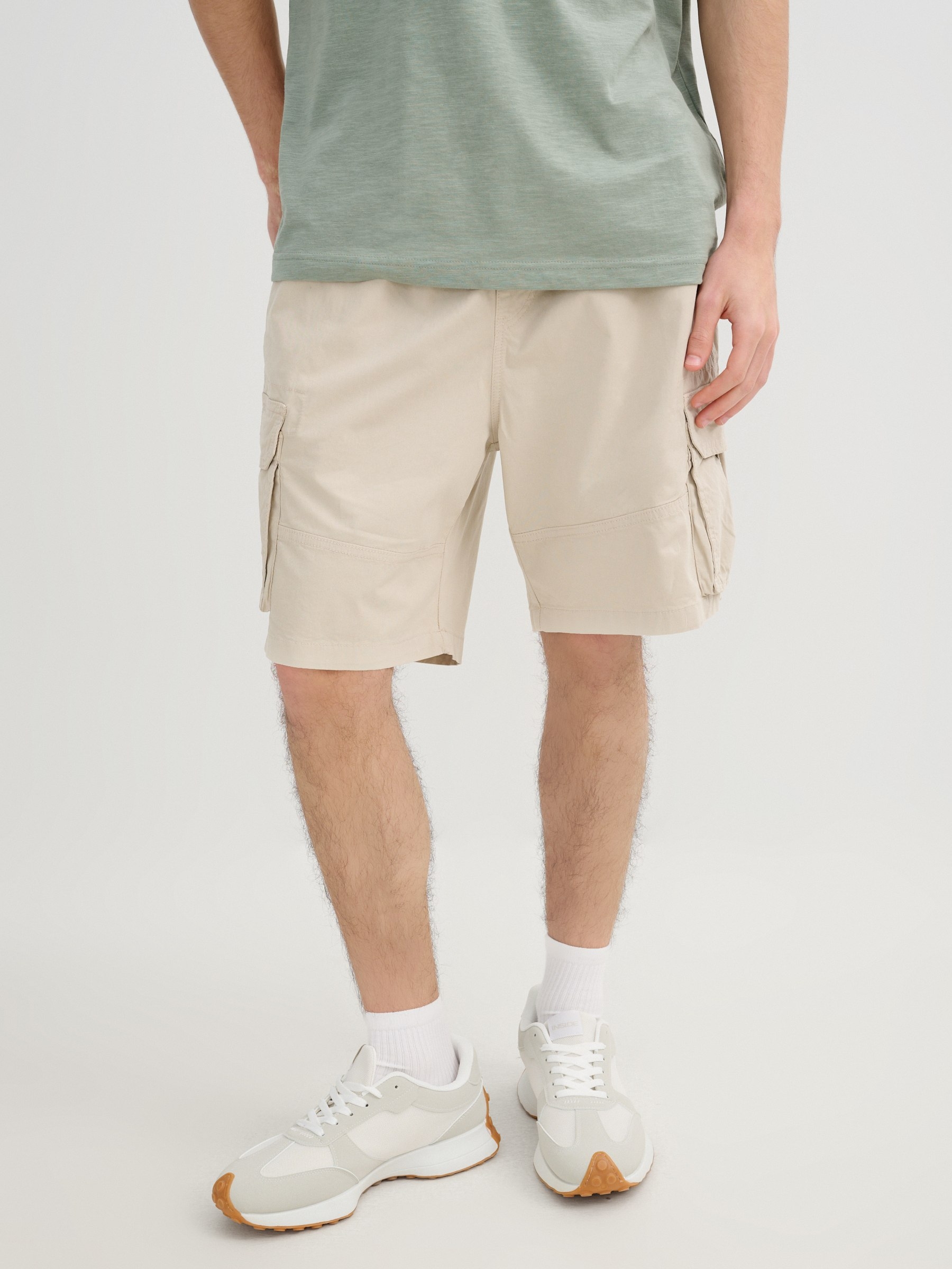Bermuda cargo jogger beige vista media frontal
