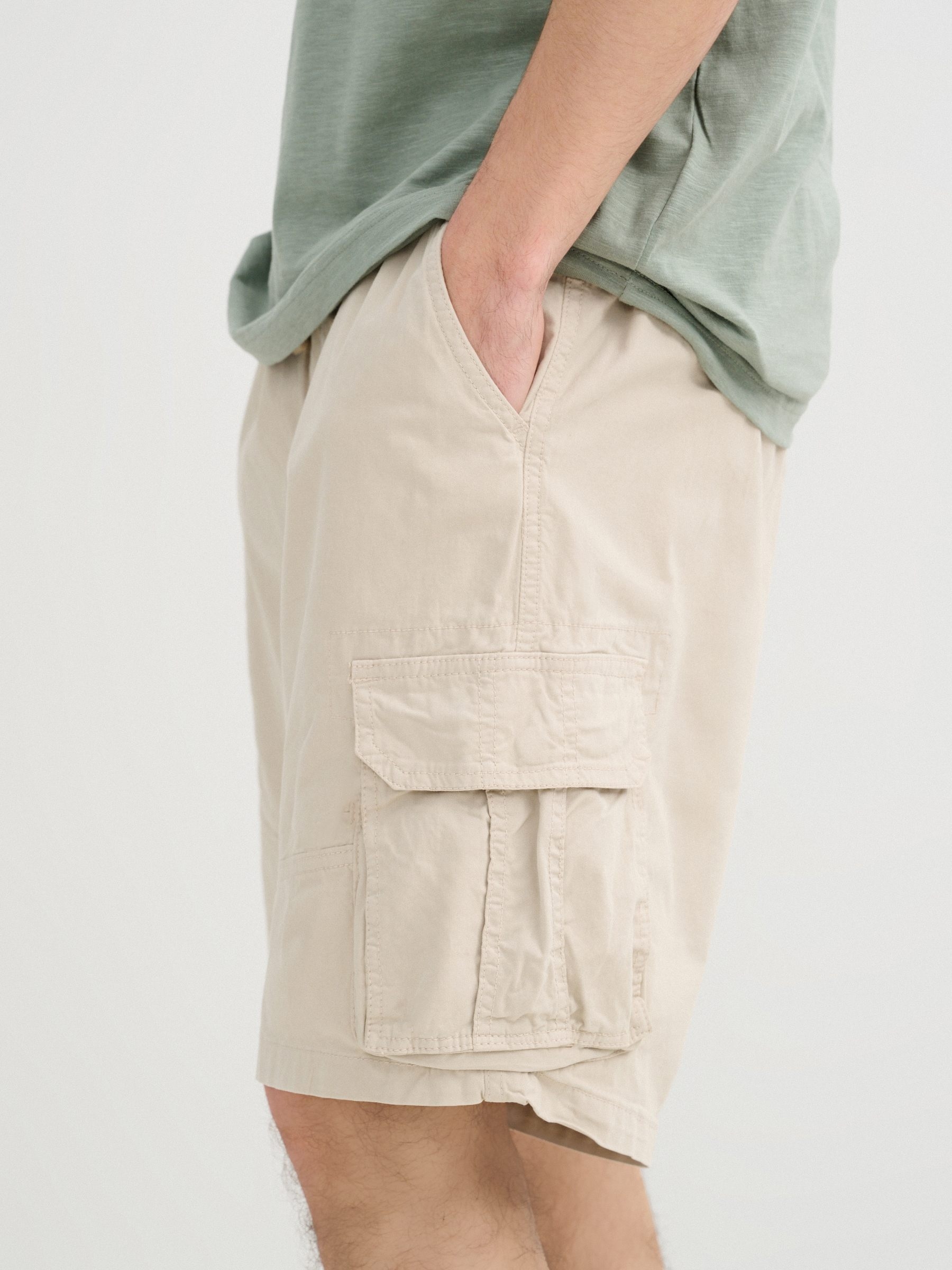 Bermuda cargo jogger beige middle front view