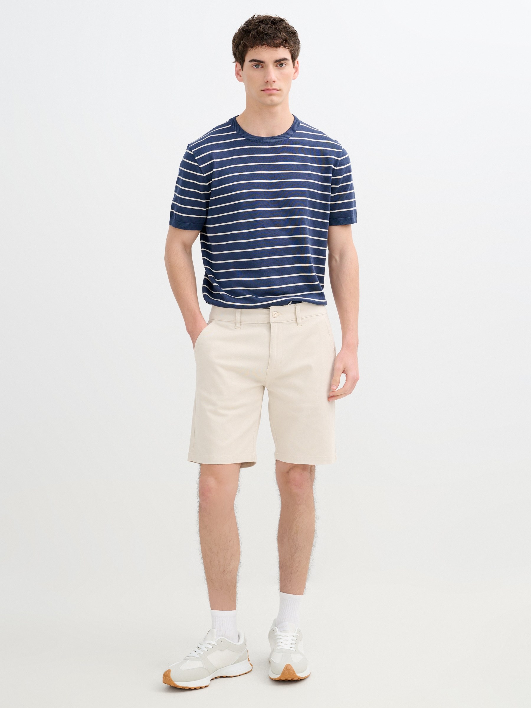 Bermuda Chino casual crua vista meia frontal