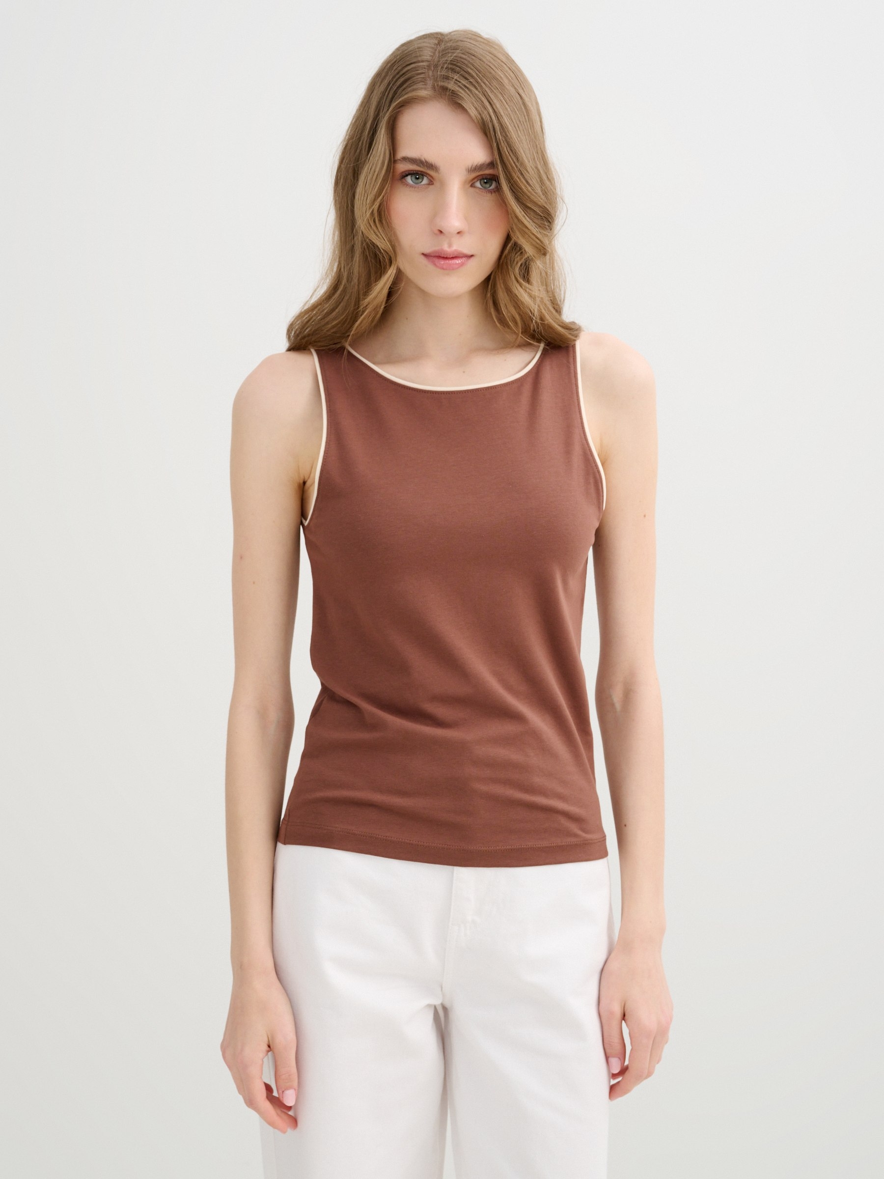 Top halter algodão contraste chocolate vista meia frontal