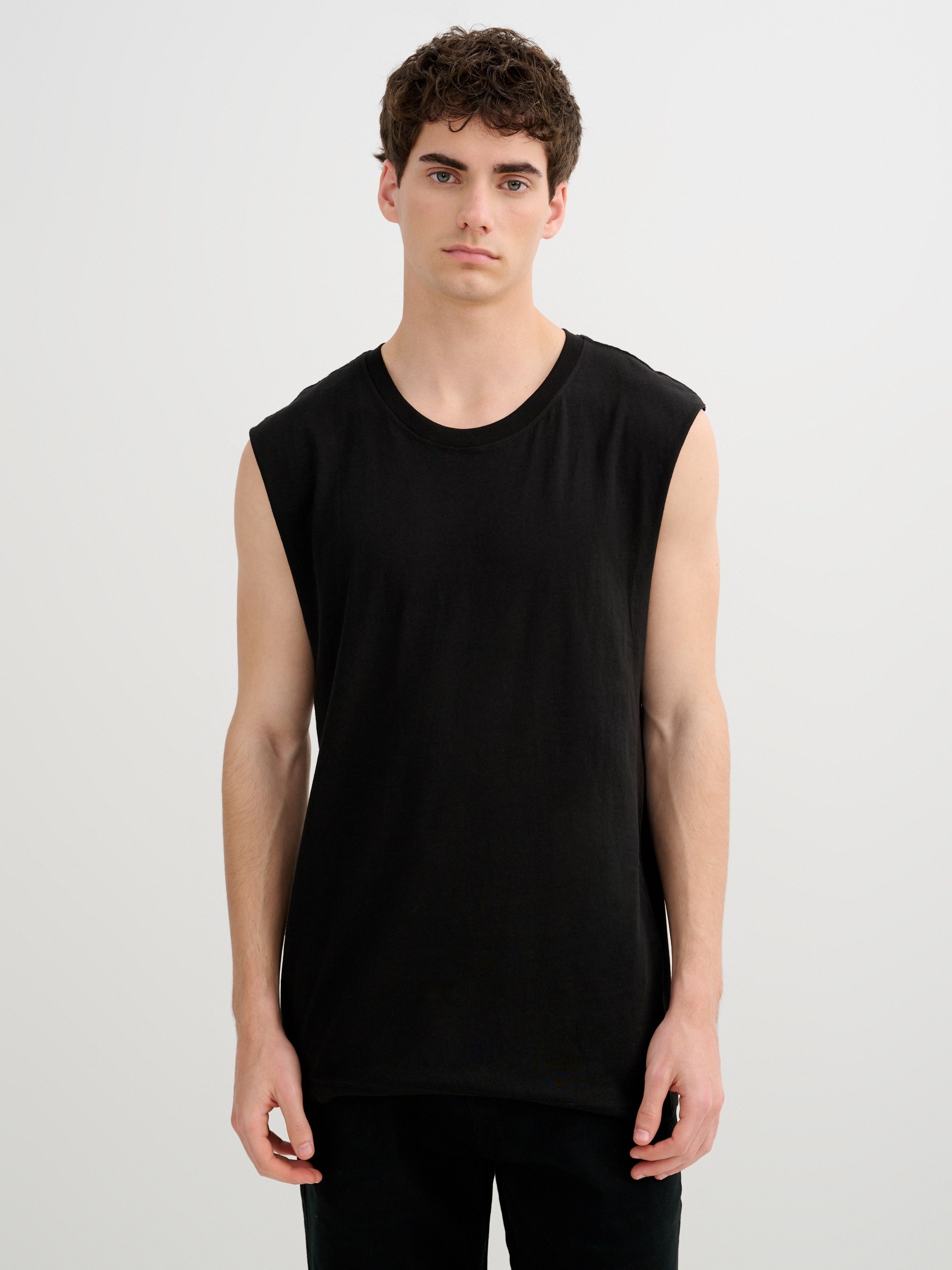 Camiseta básica sin mangas negro vista media frontal