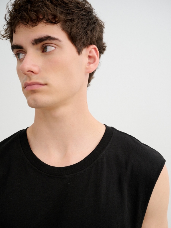 Camiseta básica sem mangas preto vista detalhe
