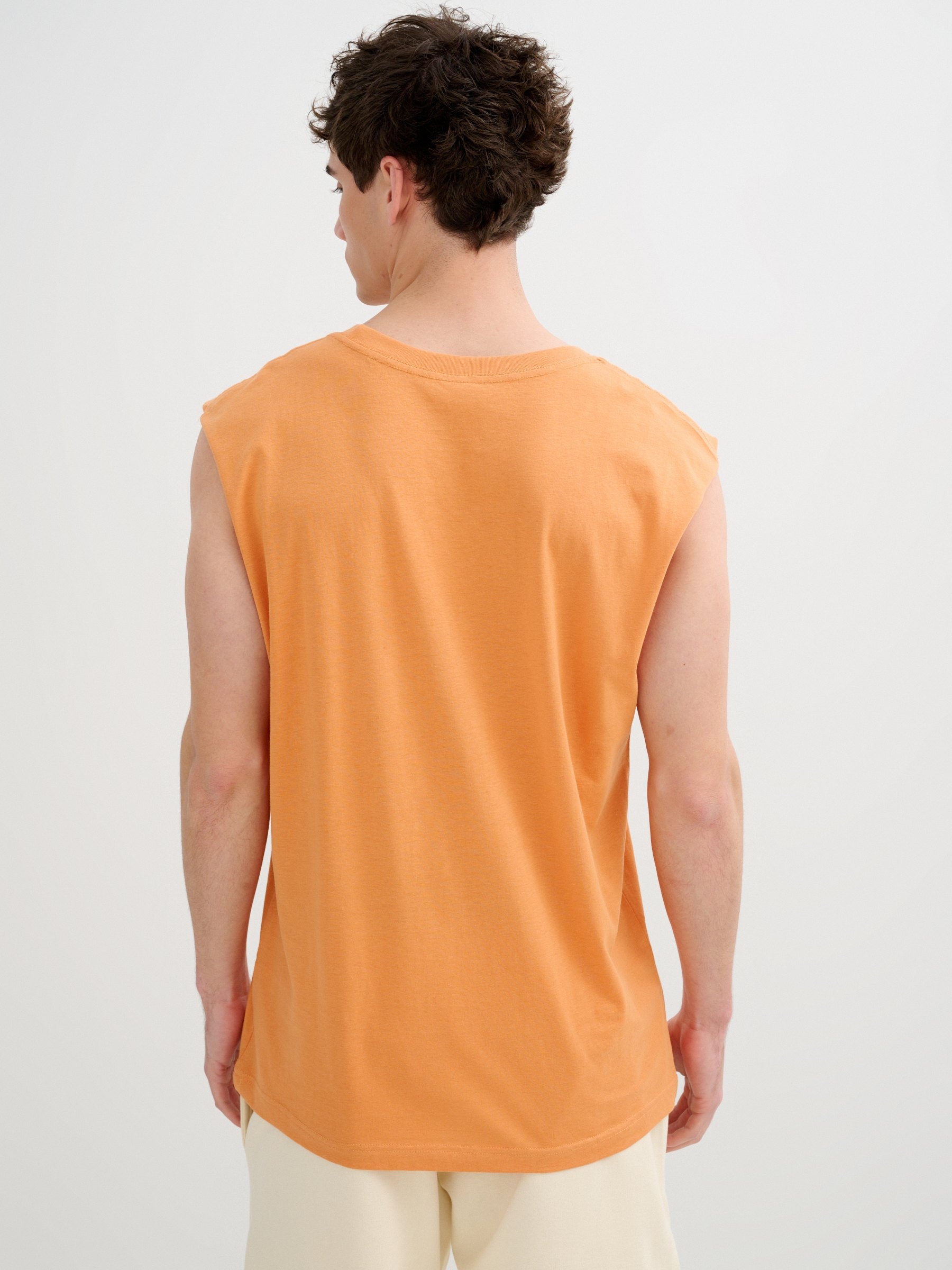 Camiseta básica sem mangas coral vista meia frontal