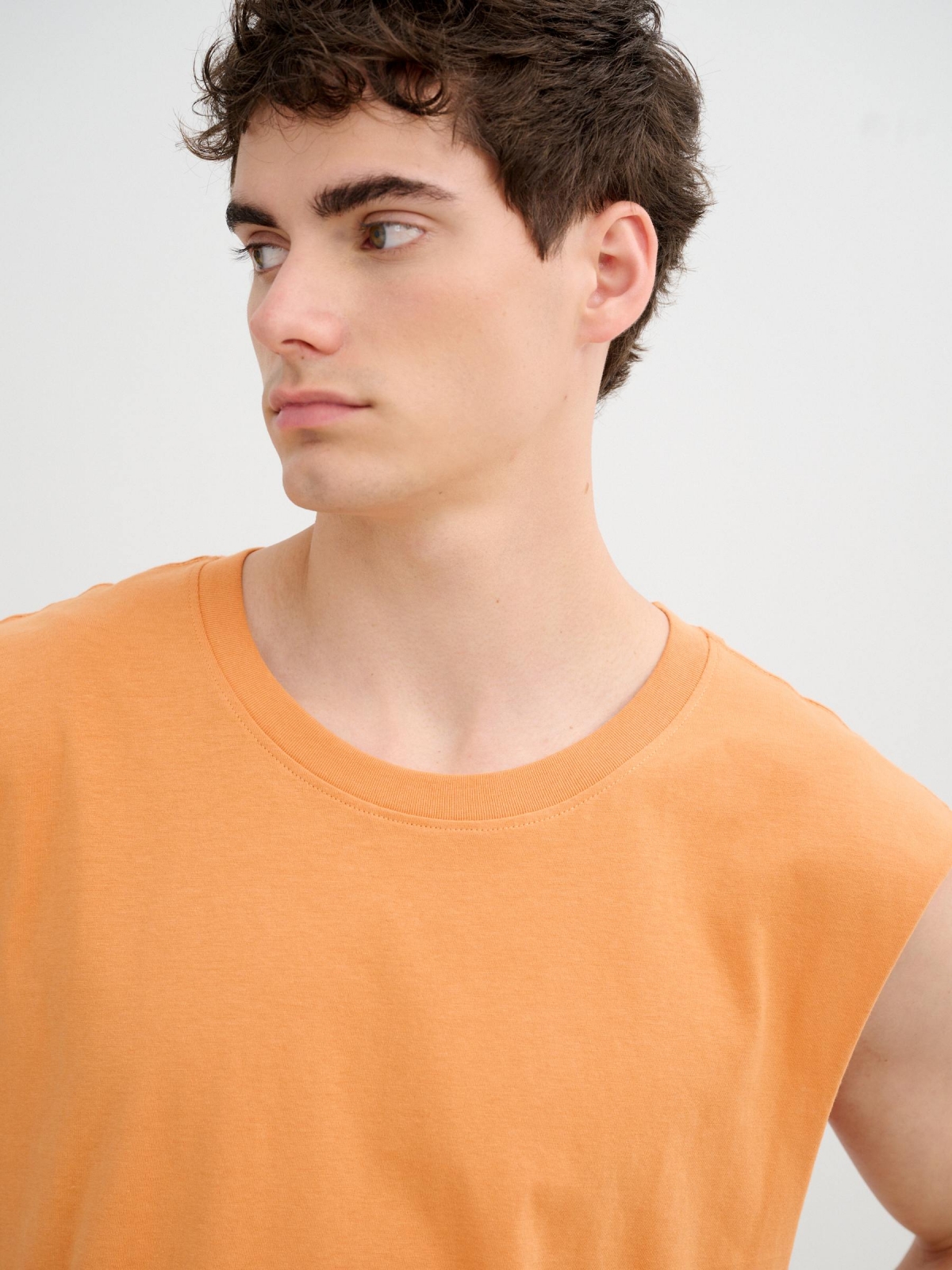 Camiseta básica sem mangas coral vista detalhe