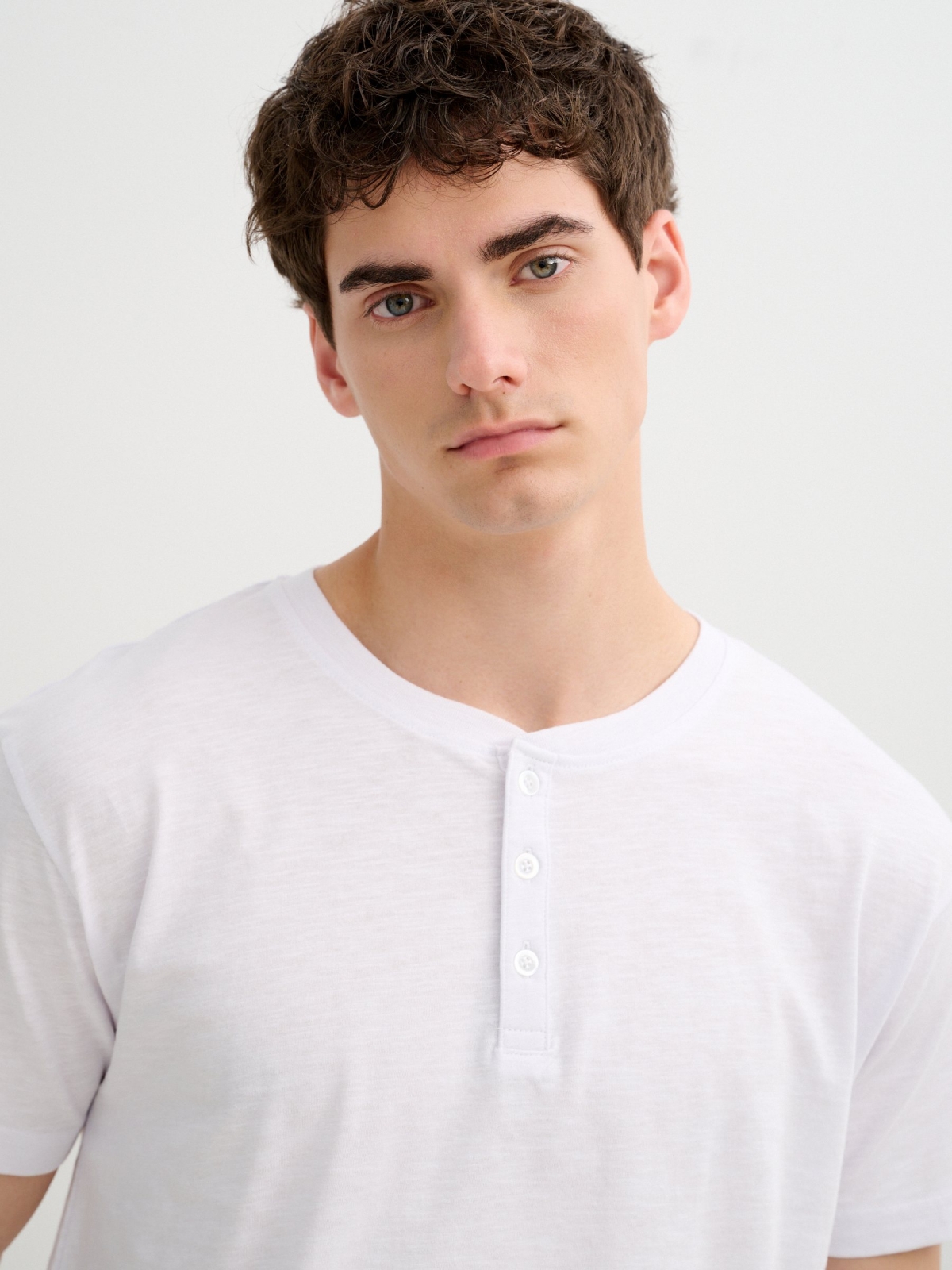 Camiseta flamê gola padre branco vista detalhe