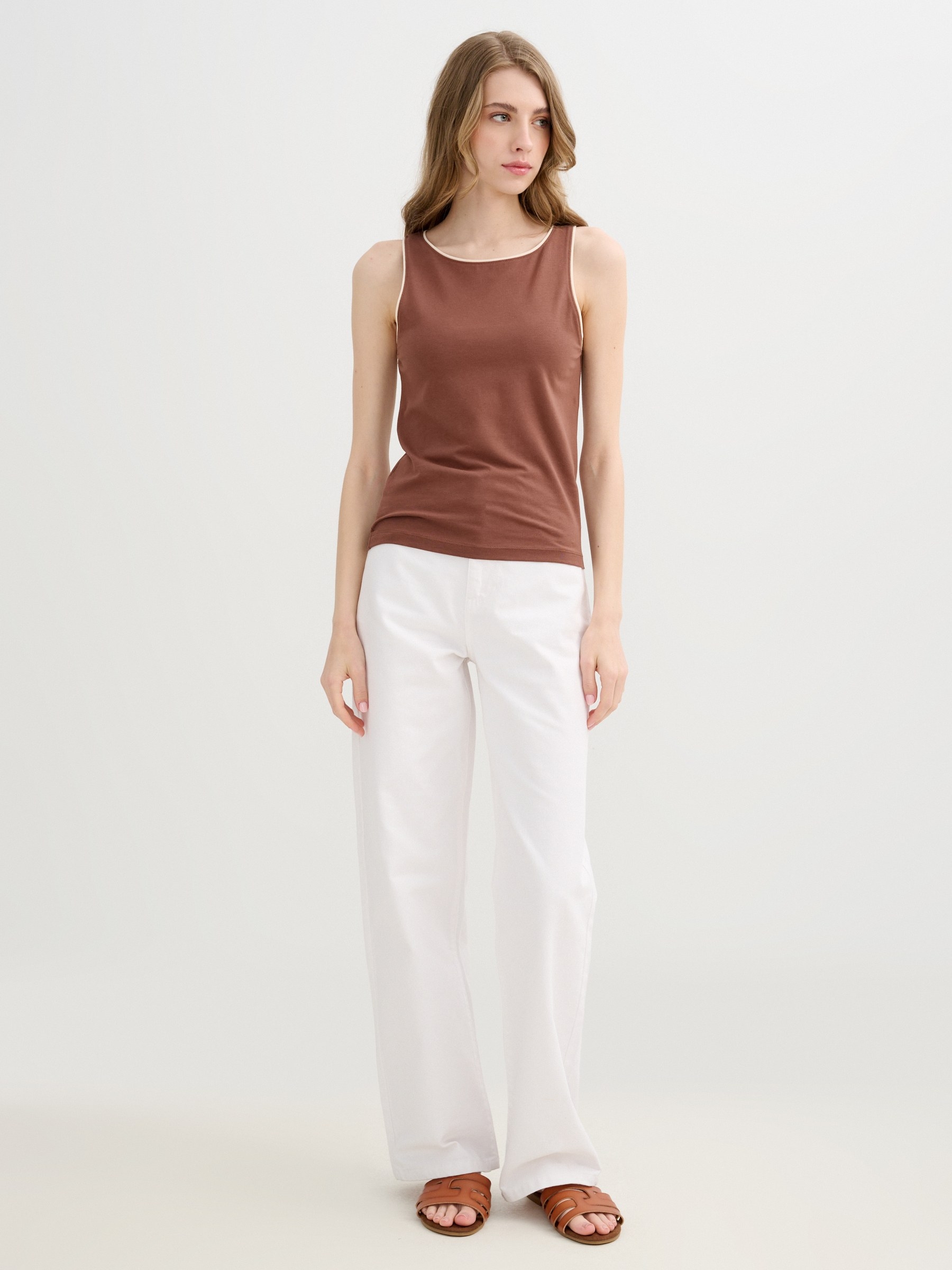 Top halter algodão contraste chocolate vista meia frontal