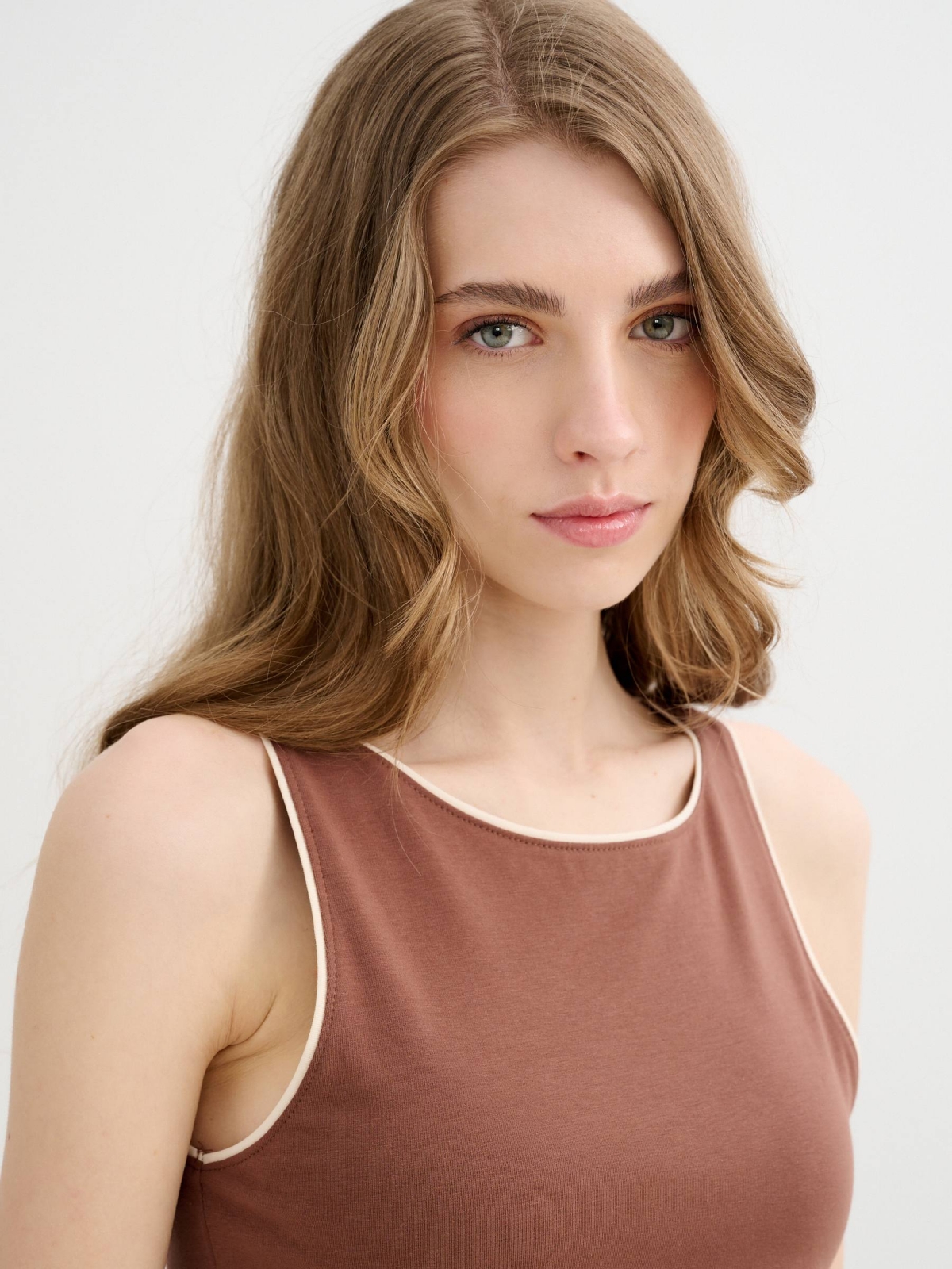 Top halter algodón contraste chocolate vista detalle