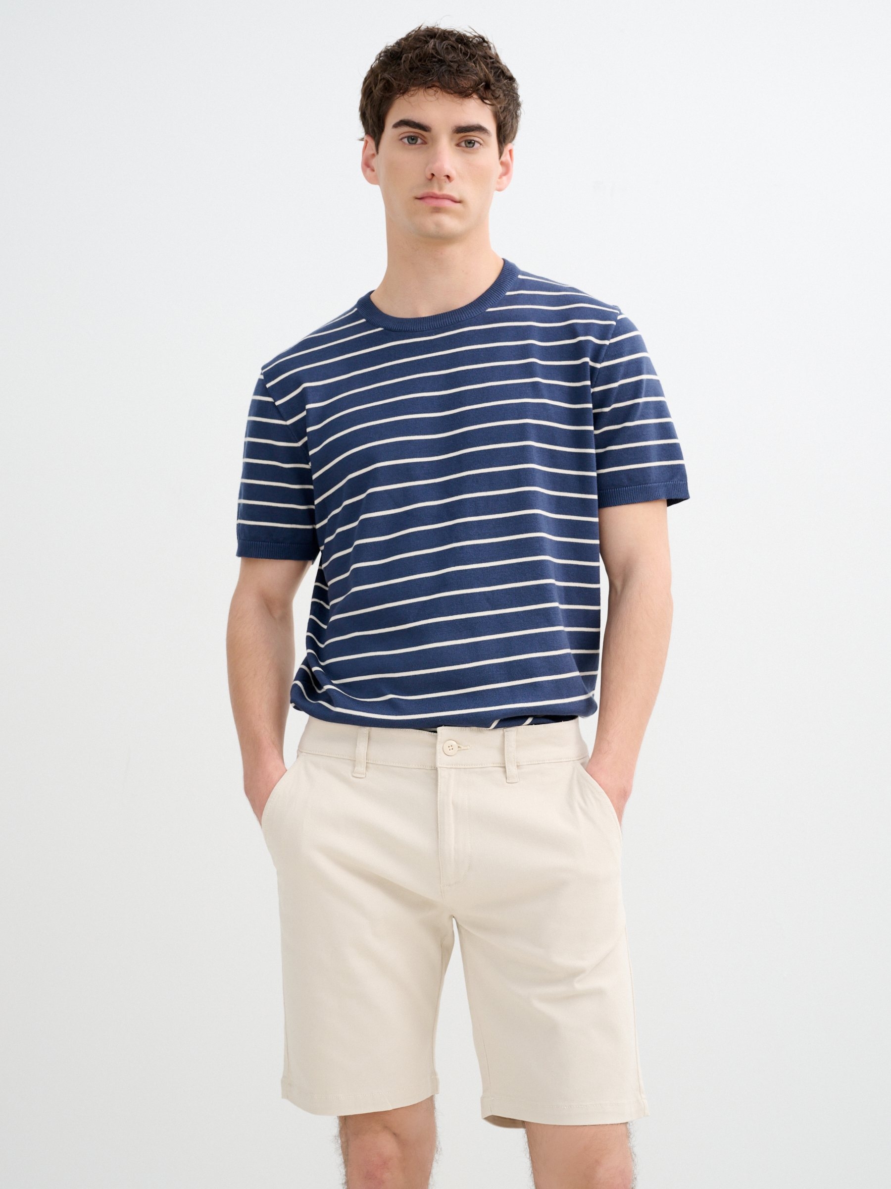 Bermuda Chino casual crua vista meia frontal