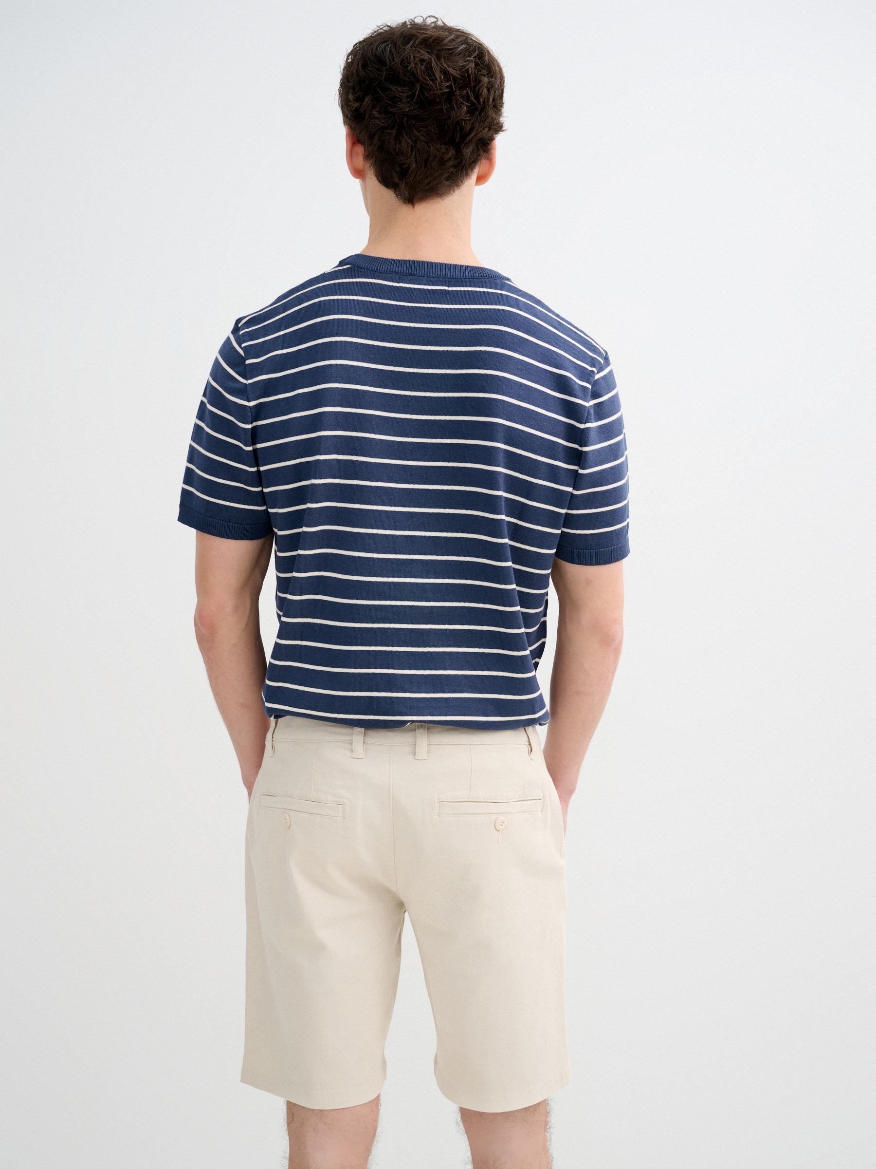 Bermuda Chino casual crua vista meia frontal