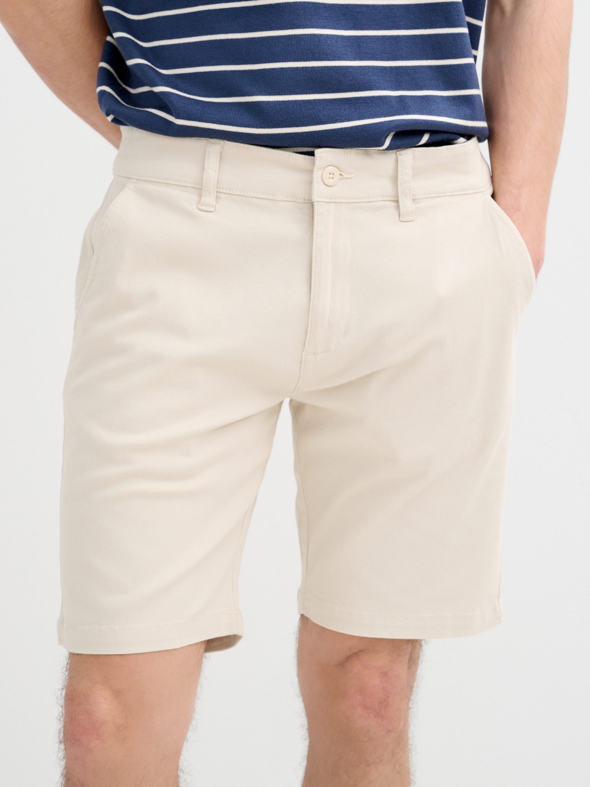 Bermuda Chino casual crua vista detalhe