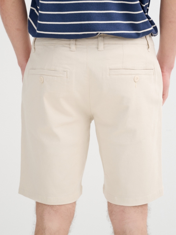 Bermuda Chino casual crua vista detalhe
