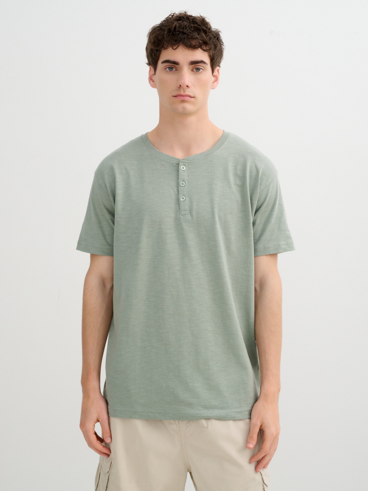 Camiseta flamé cuello panadero verde vista media frontal
