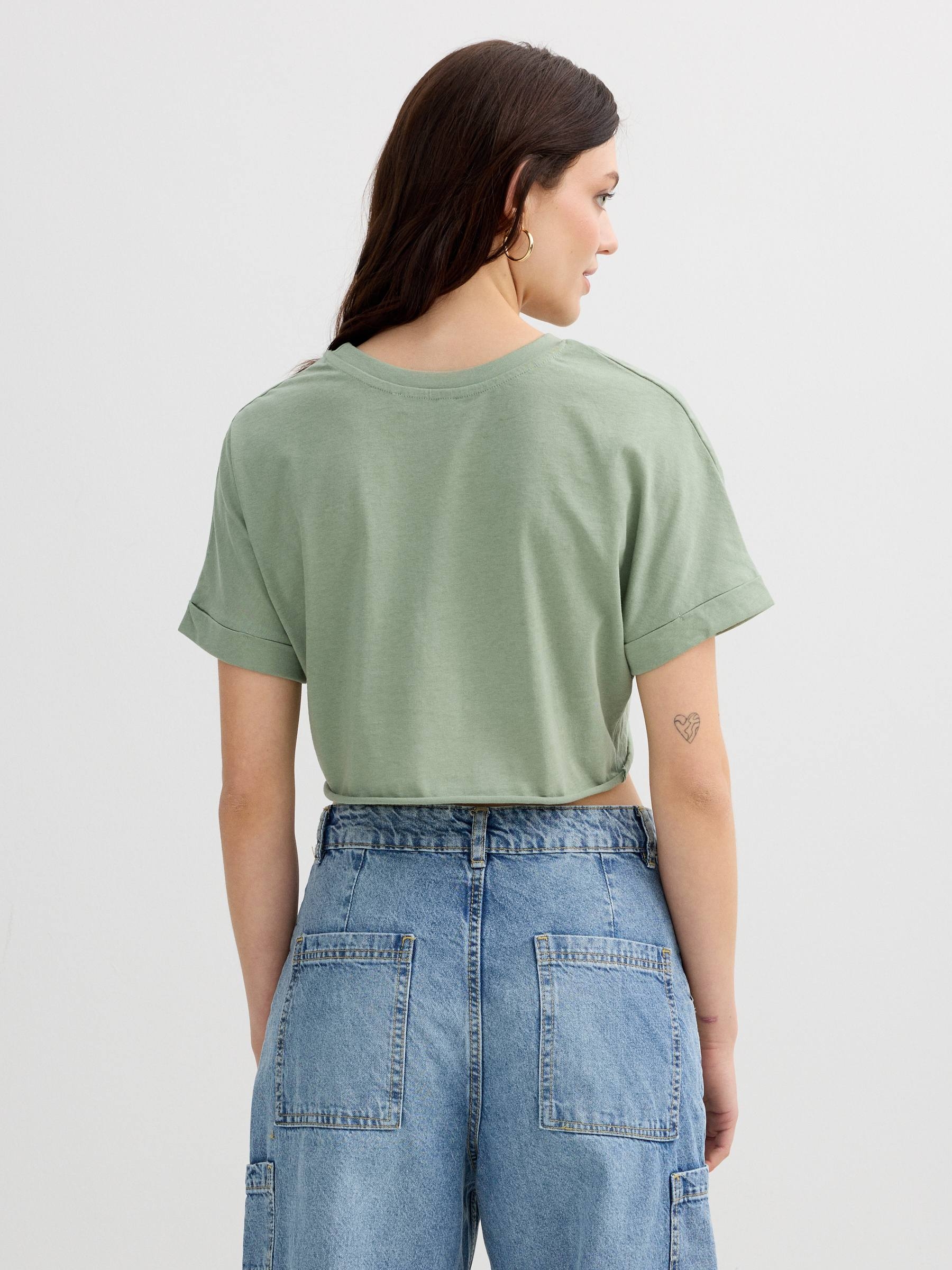Camiseta cropped verde verde grisáceo vista media frontal