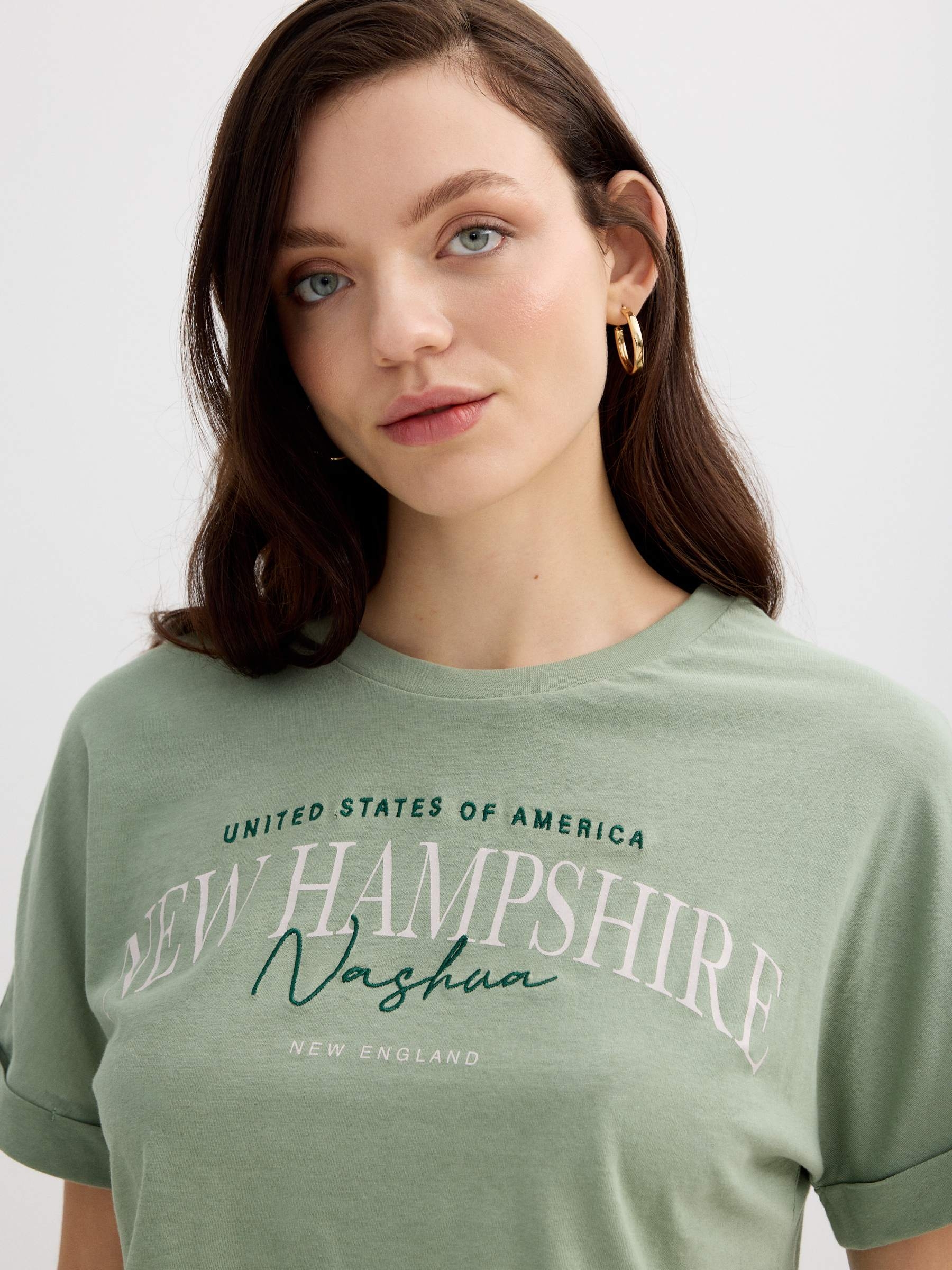 Camiseta cropped verde verde grisáceo vista media frontal