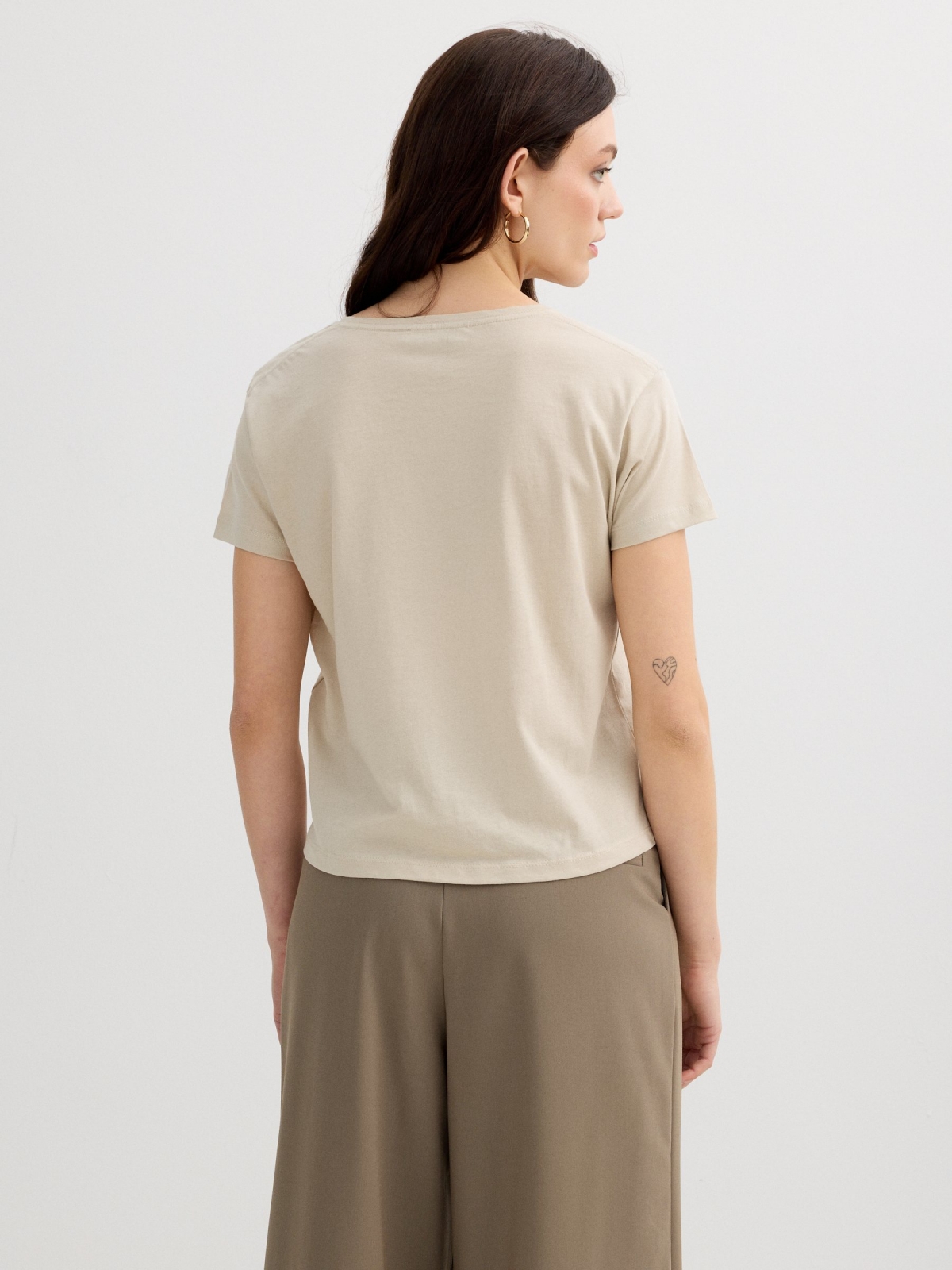 Camiseta algodão tropical taupe vista meia traseira