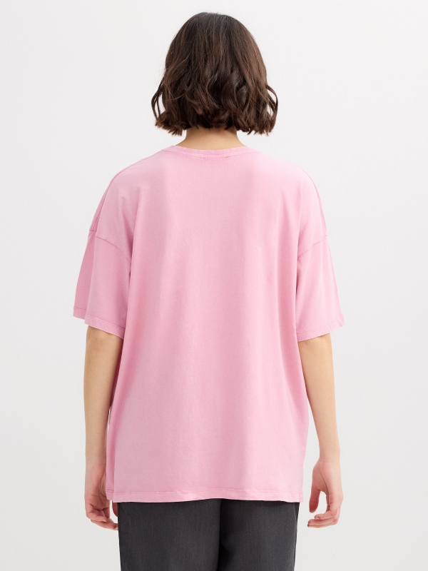 Camiseta oversize rosa morado pastel vista media trasera
