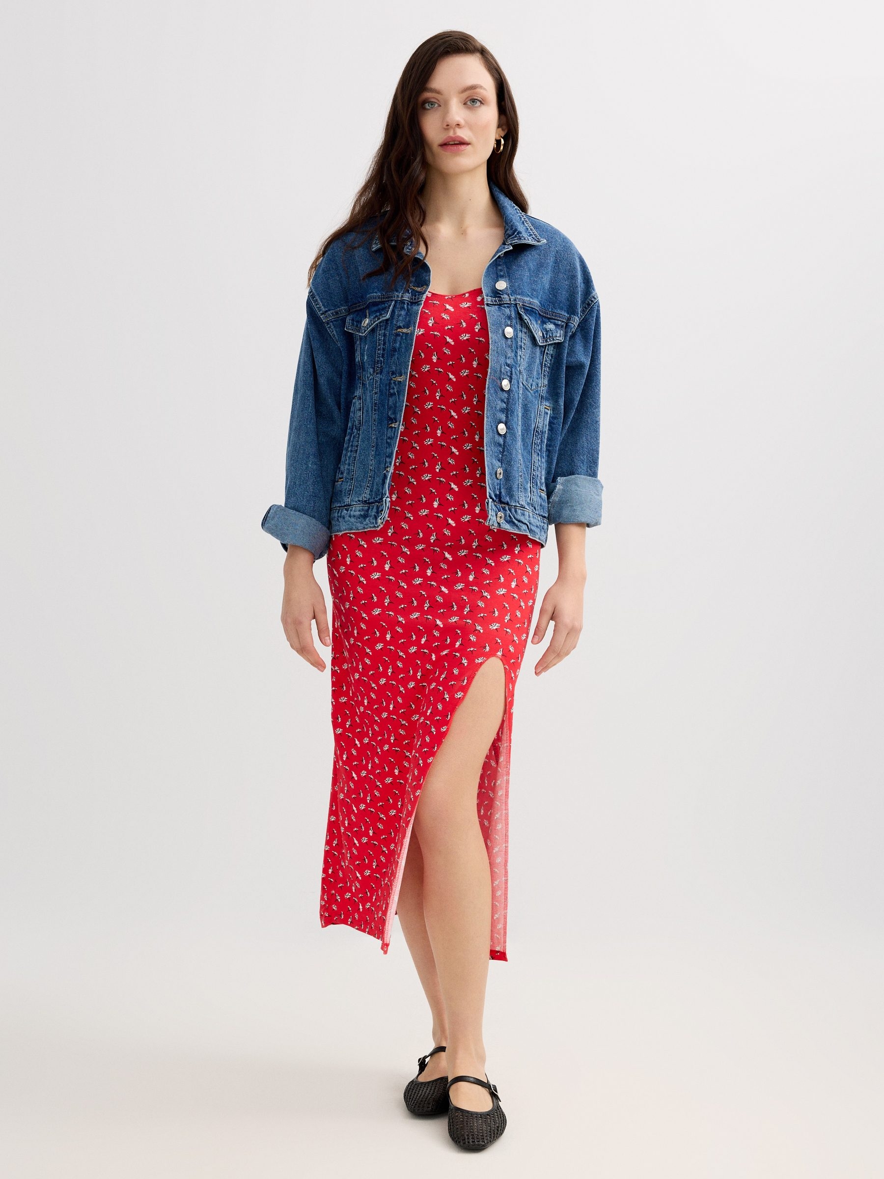 Vestido midi flores escote corazón rojo intenso vista media frontal