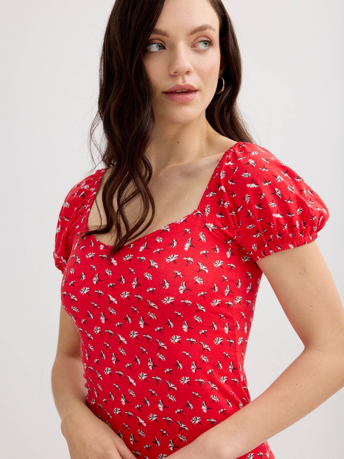 Vestido midi flores escote corazón rojo intenso vista detalle