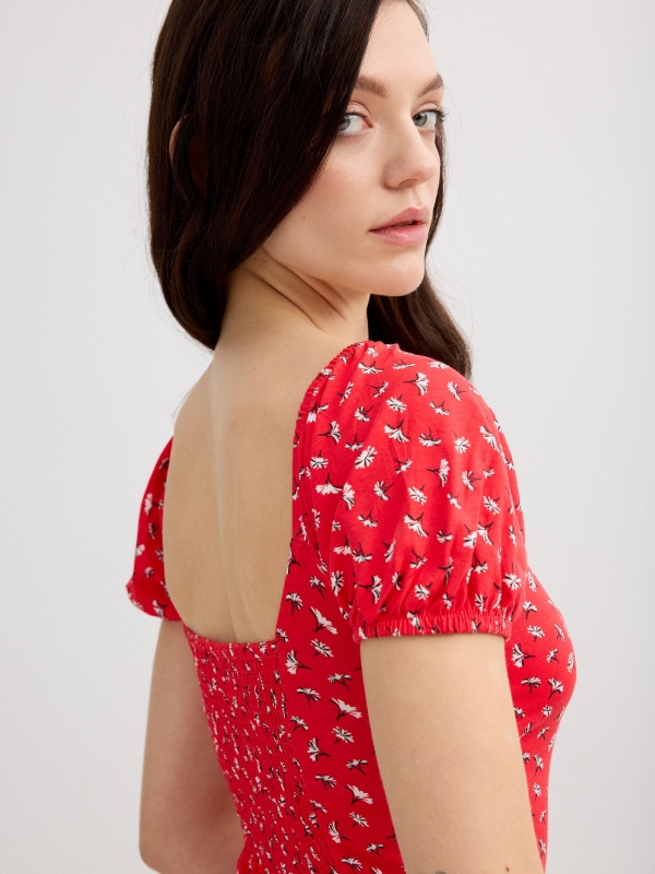 Vestido midi flores decote coração vermelho profundo vista detalhe